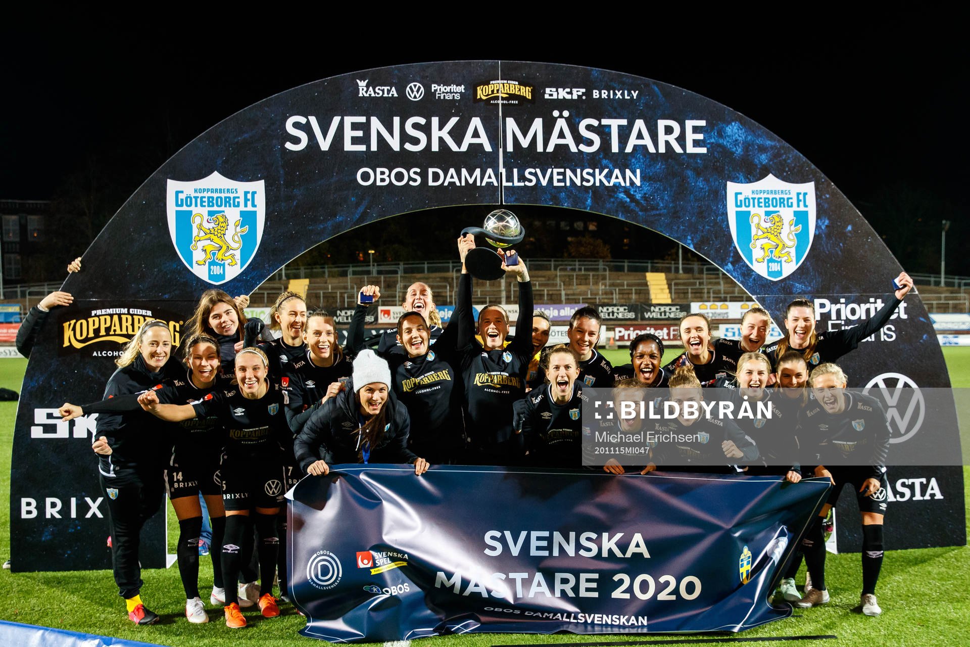 Göteborgs spelare jublar med Kronprinsessan Victorias pokal