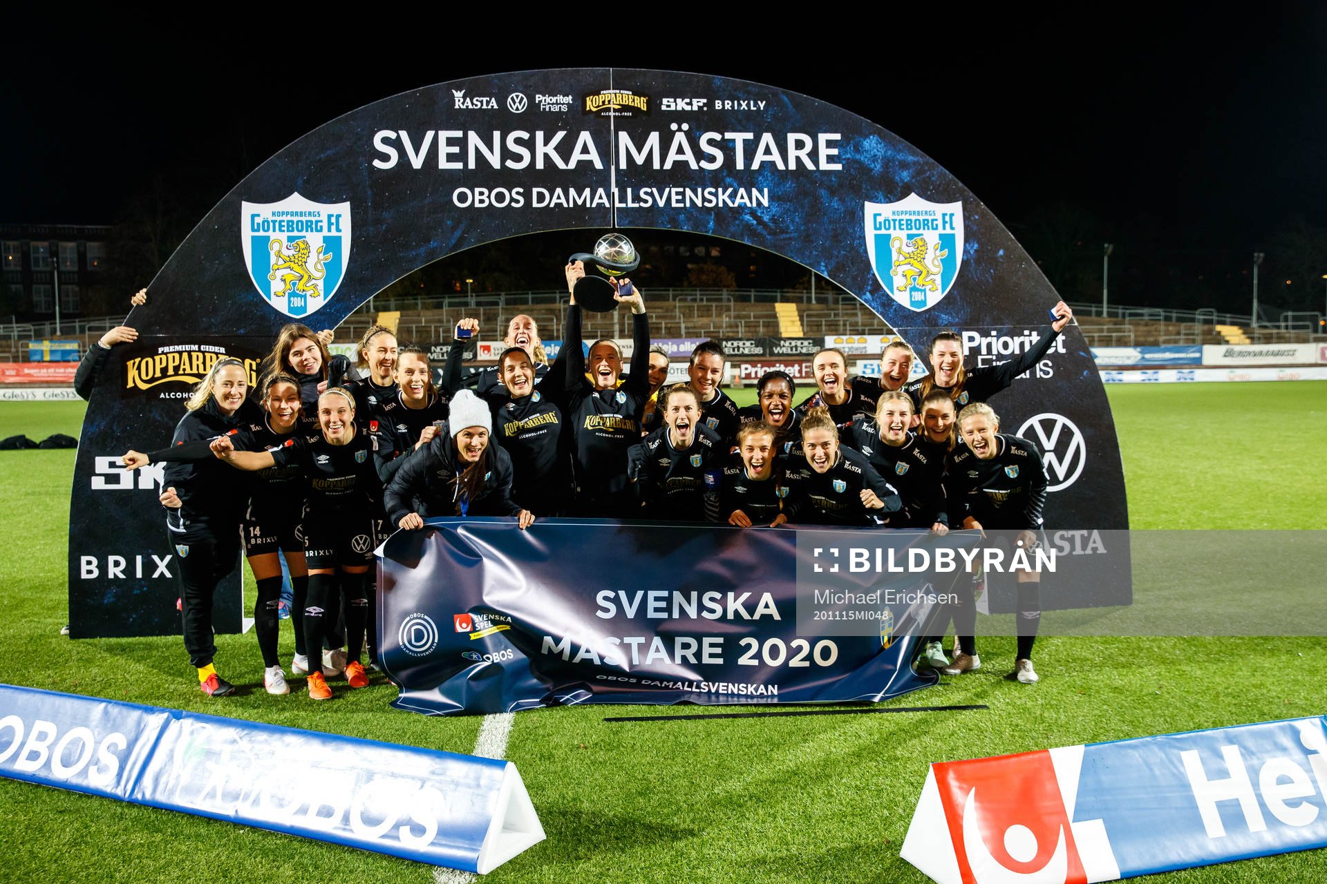 Göteborgs spelare jublar med Kronprinsessan Victorias pokal