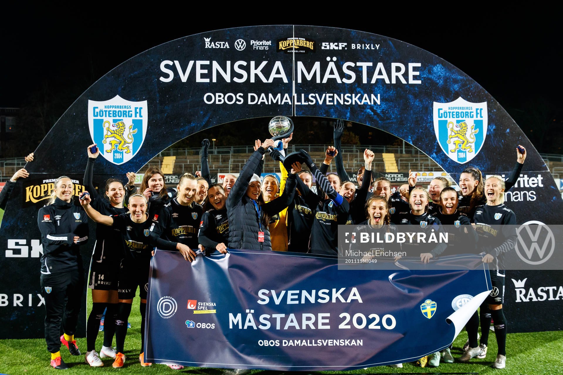 Göteborgs spelare jublar med Kronprinsessan Victorias pokal
