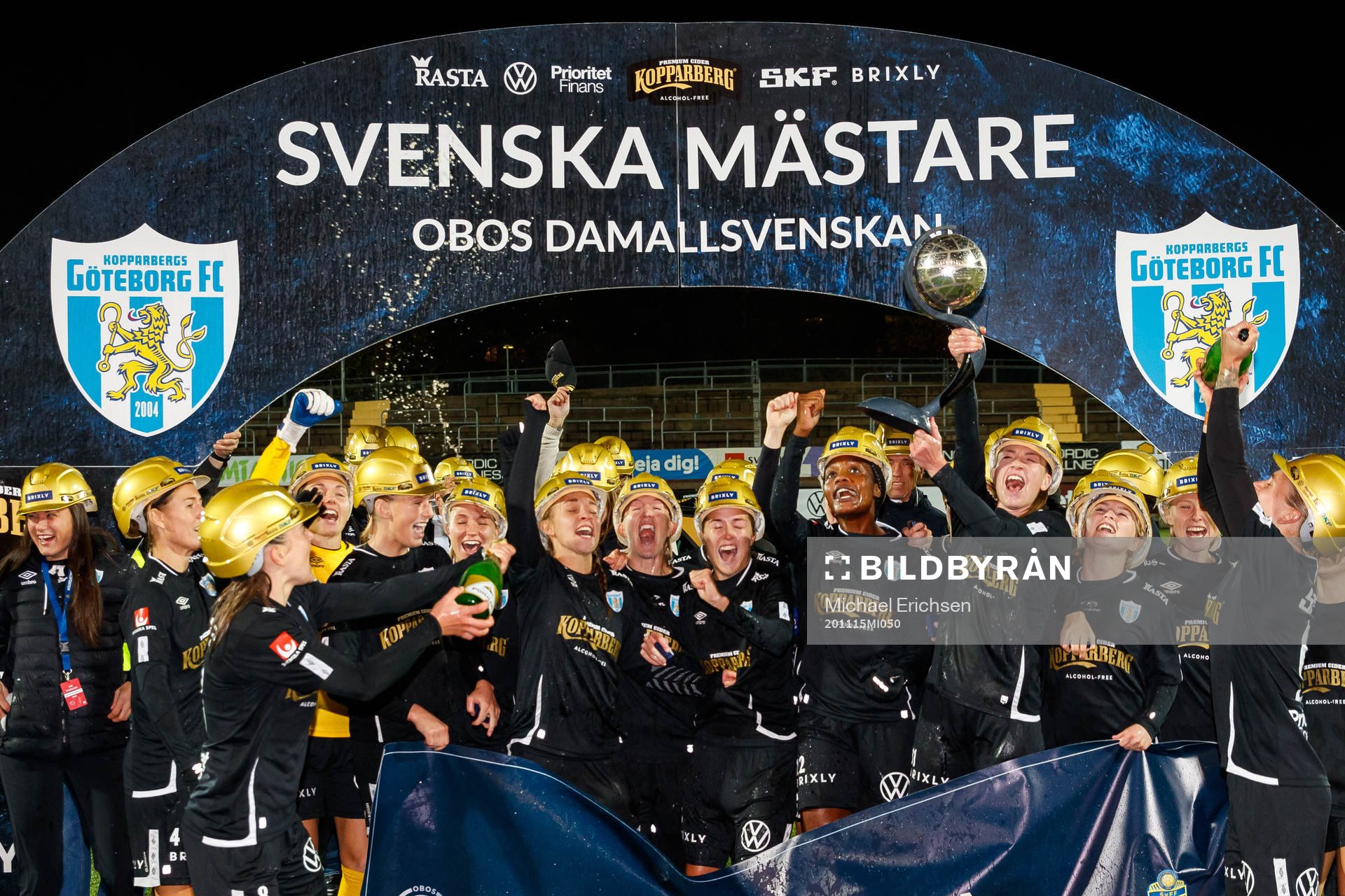 Göteborgs spelare jublar med Kronprinsessan Victorias pokal