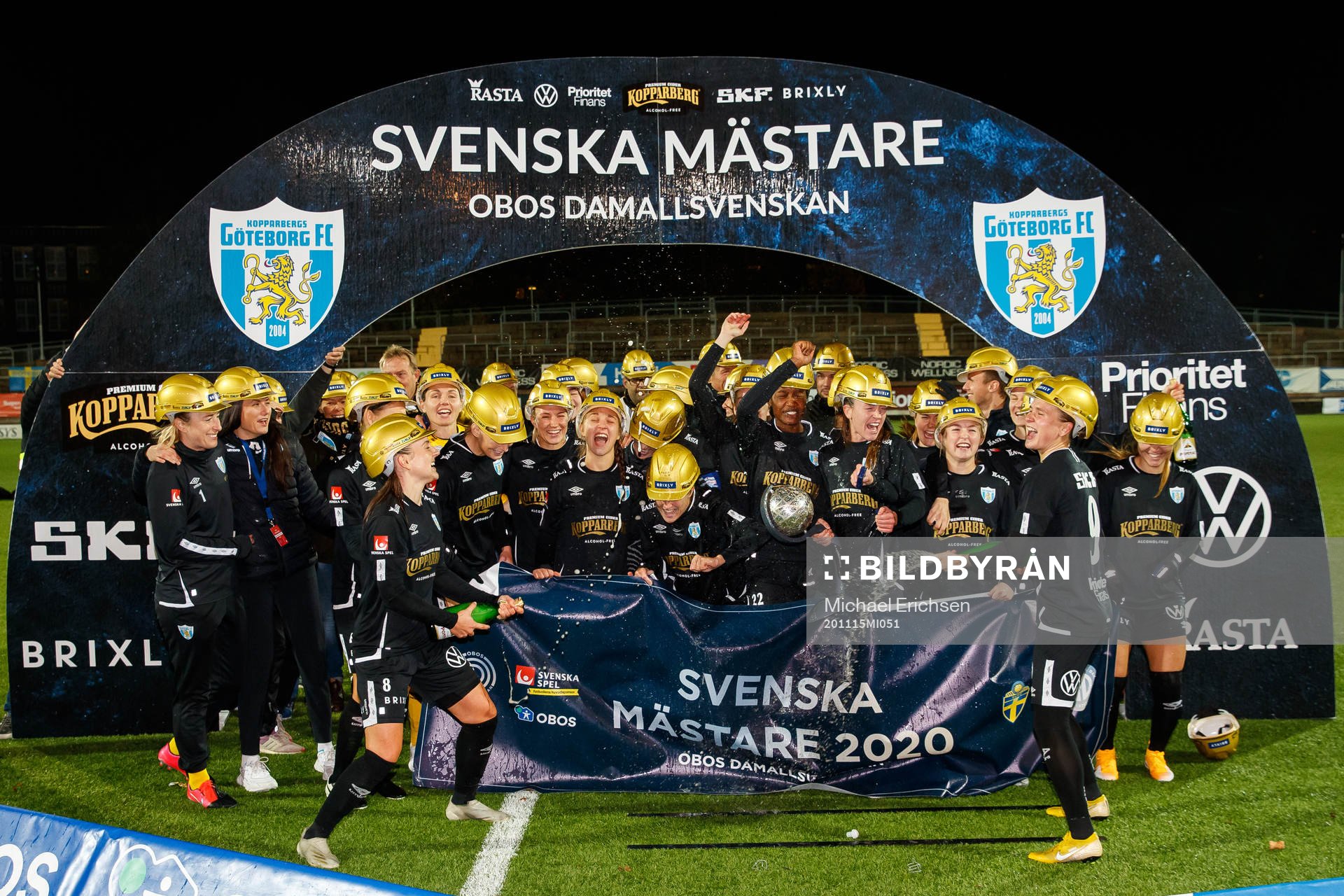 Göteborgs spelare jublar med Kronprinsessan Victorias pokal