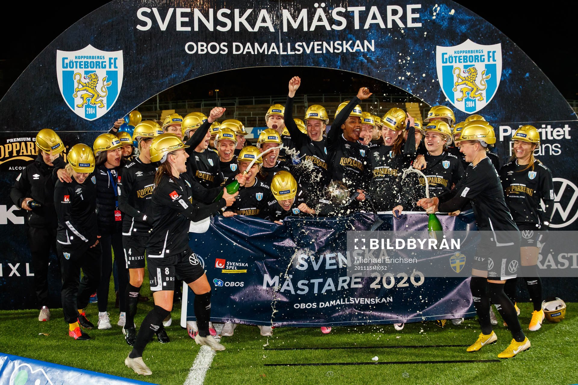 Göteborgs spelare jublar med Kronprinsessan Victorias pokal