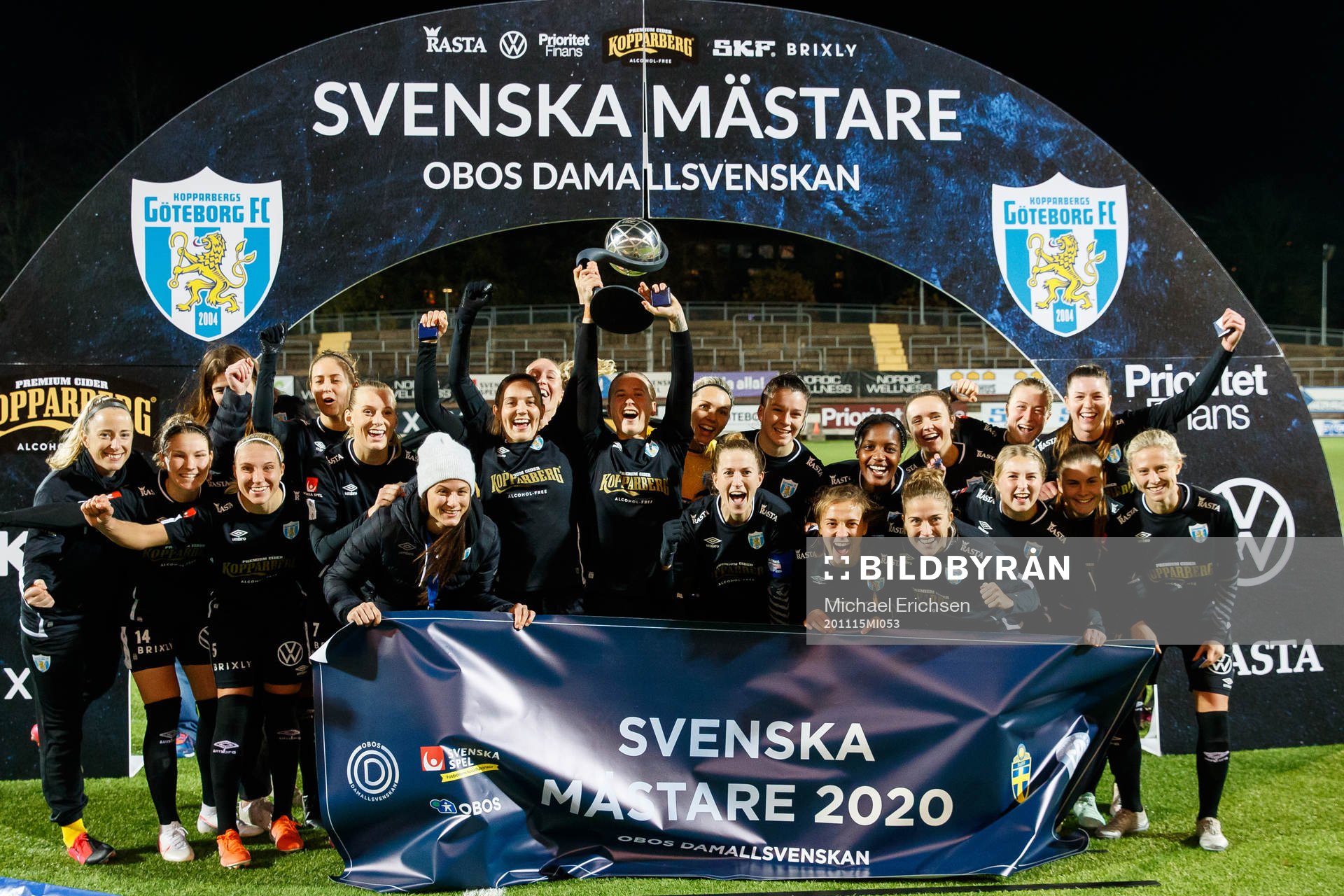 Göteborgs spelare jublar med Kronprinsessan Victorias pokal