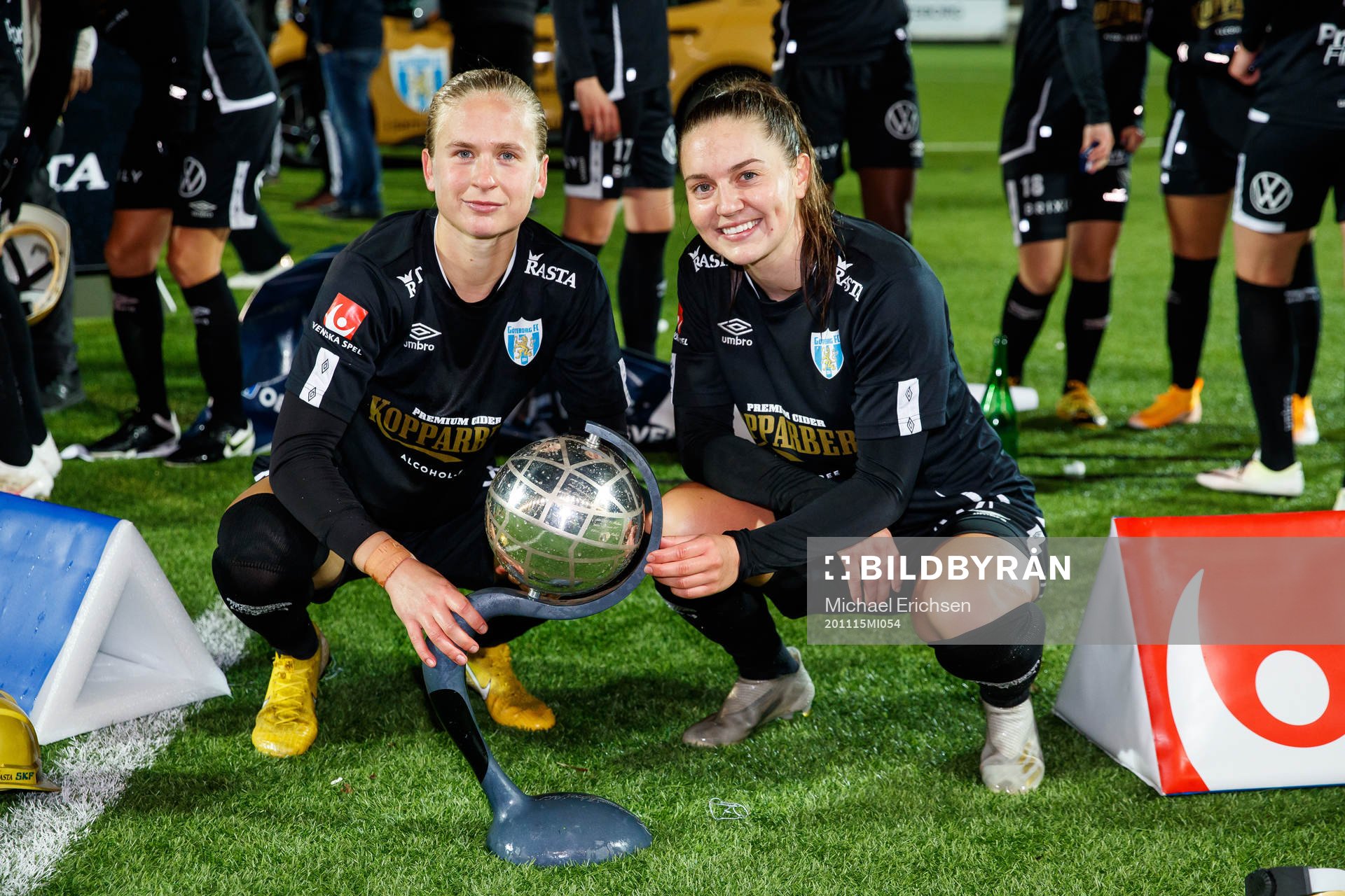 Göteborgs Filippa Curmark och Vilde Böe Risa  jublar med