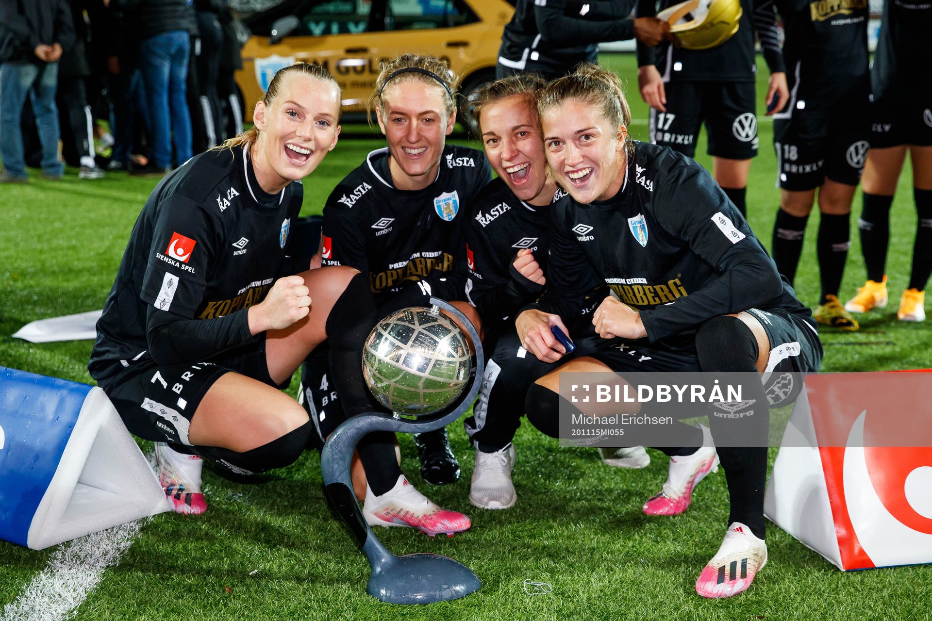 Göteborgs Stina Blackstenius , Emma Kullberg, Julia Zigiotti Olme och Filippa Angeldal jublar med Kronprinsessan Victorias pokal efter fotbollsmatchen i Damallsvenskan mellan Kopparbergs/Göteborg och Vittsjö den 15 november 2020 i Göteborg.