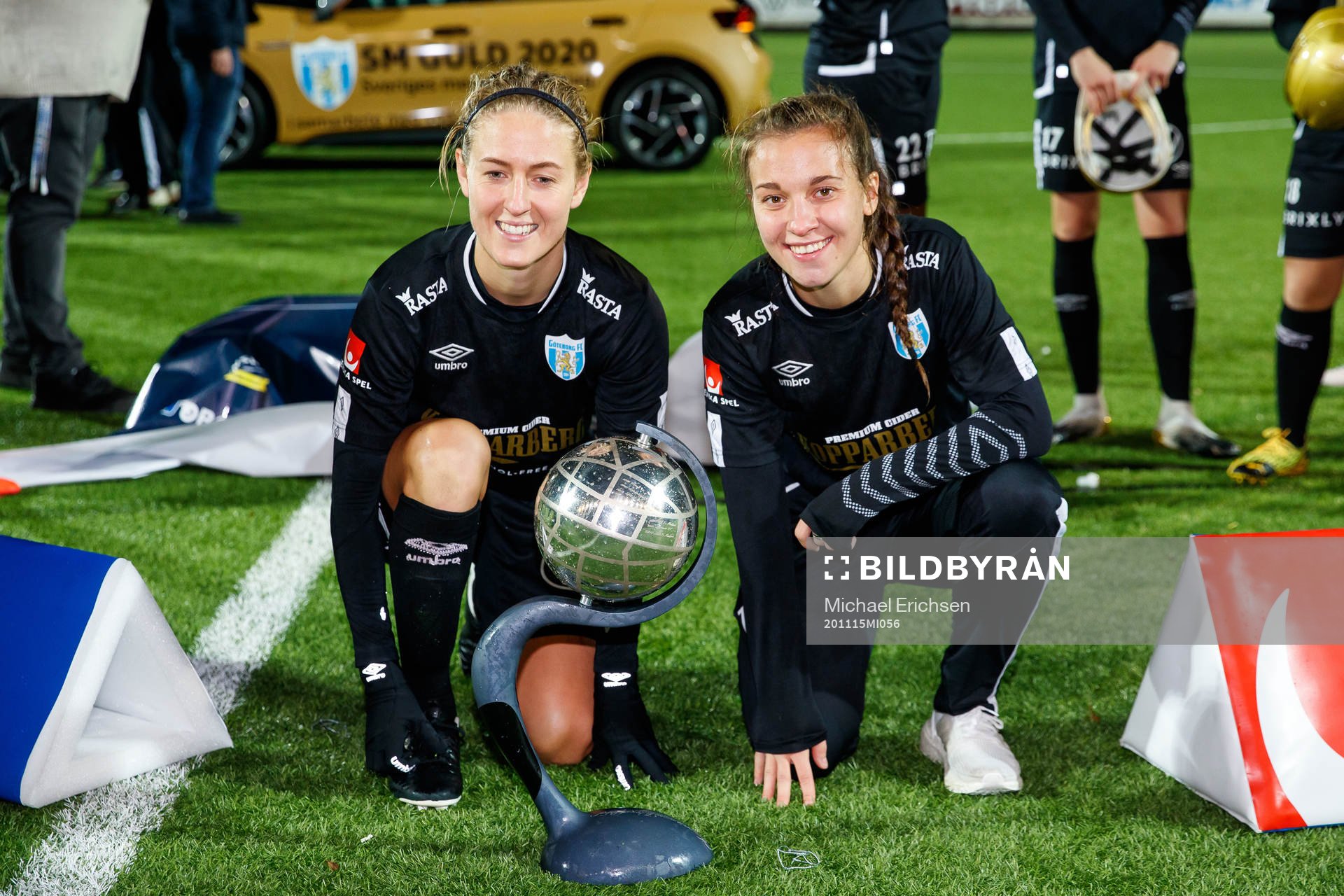 Göteborgs Julia Zigiotti Olme och Emma Kullberg jublar med Kronprinsessan Victorias pokal efter fotbollsmatchen i Damallsvenskan mellan Kopparbergs/Göteborg och Vittsjö den 15 november 2020 i Göteborg.