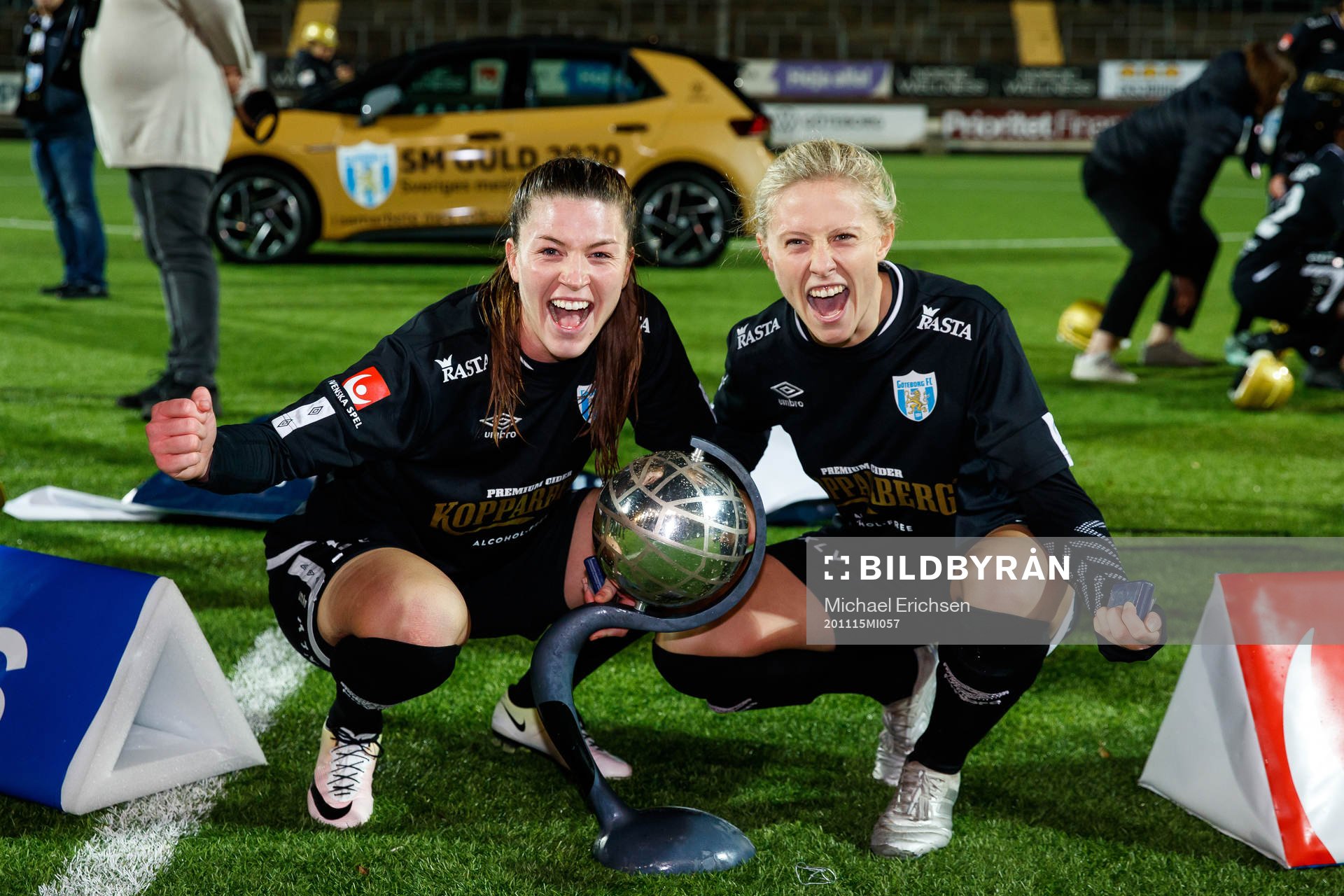 Göteborgs Pauline Hammarlund och Rebecka Blomqvist jublar