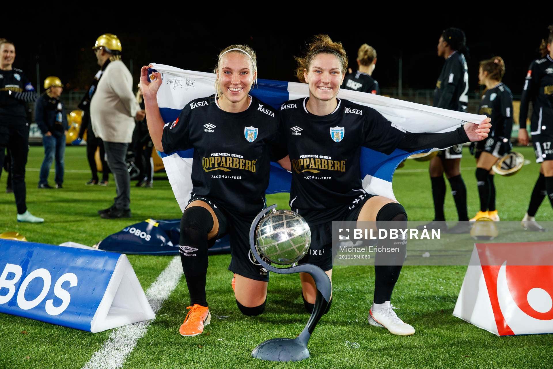 Göteborgs Emma Koivisto och Natalia Kuikka jublar med
