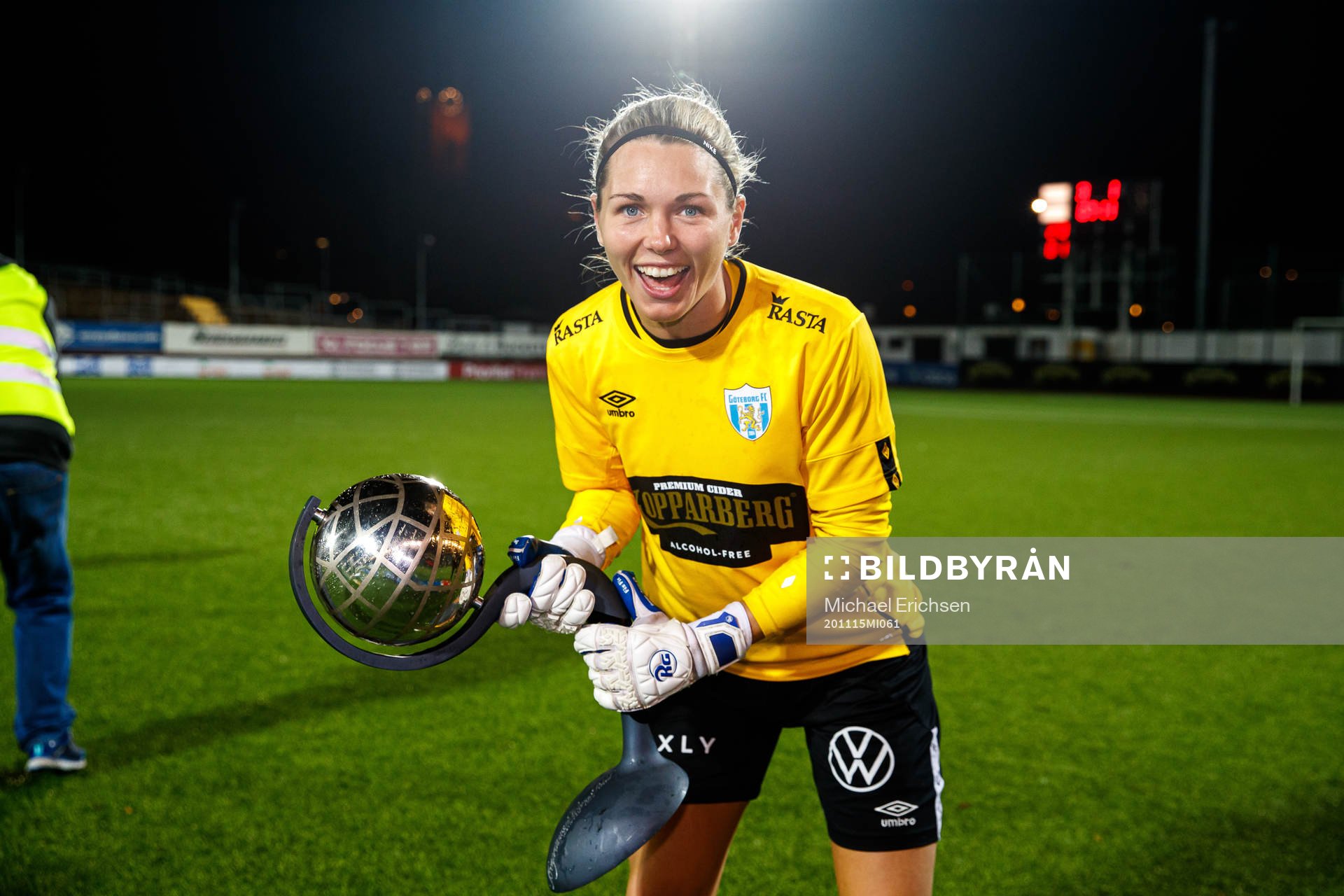 Göteborgs målvakt Jennifer Falk jublar med Kronprinsessan Victorias pokal efter fotbollsmatchen i Damallsvenskan mellan Kopparbergs/Göteborg och Vittsjö den 15 november 2020 i Göteborg.
