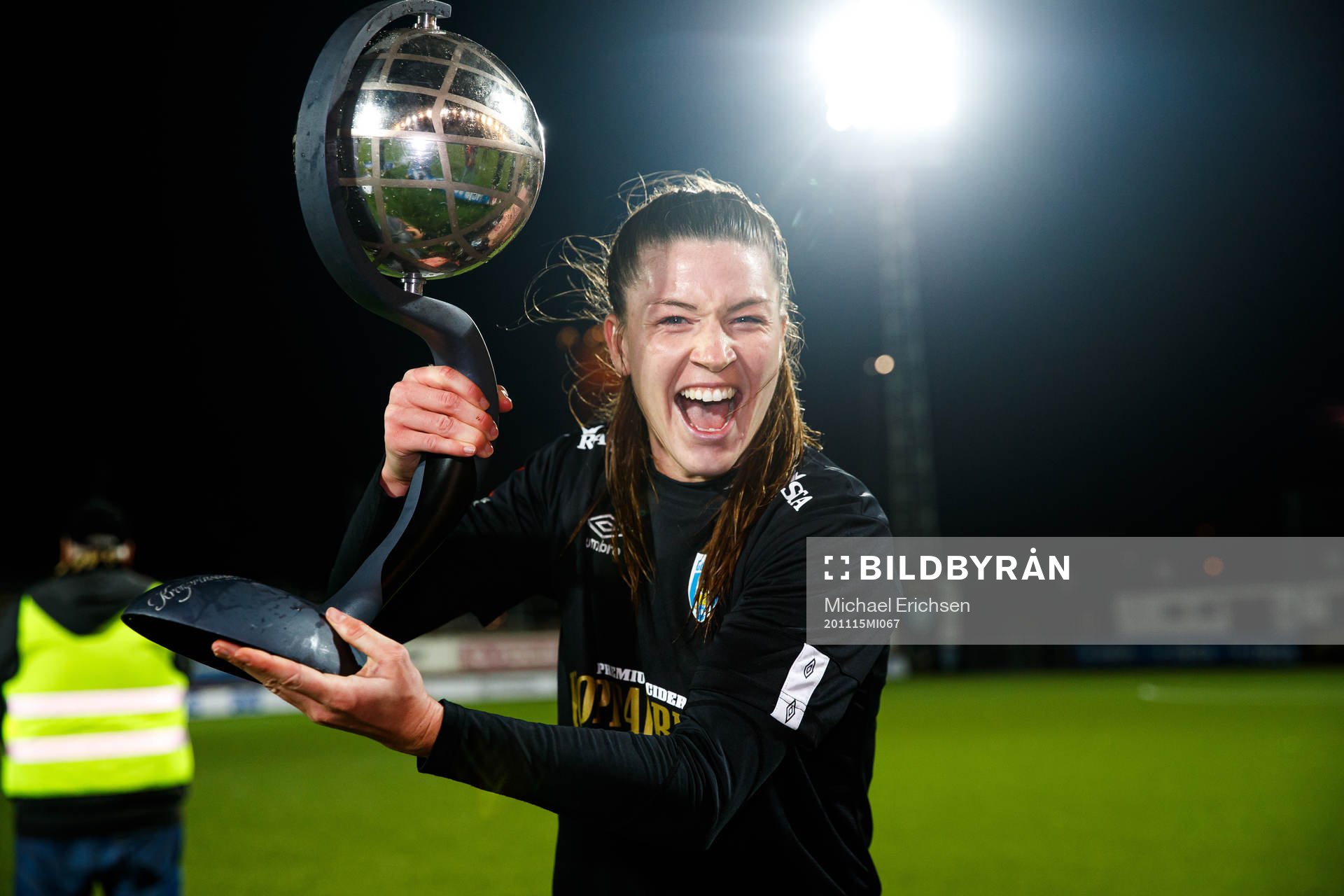 Göteborgs Pauline Hammarlund jublar med Kronprinsessan Victorias pokal efter fotbollsmatchen i Damallsvenskan mellan Kopparbergs/Göteborg och Vittsjö den 15 november 2020 i Göteborg.