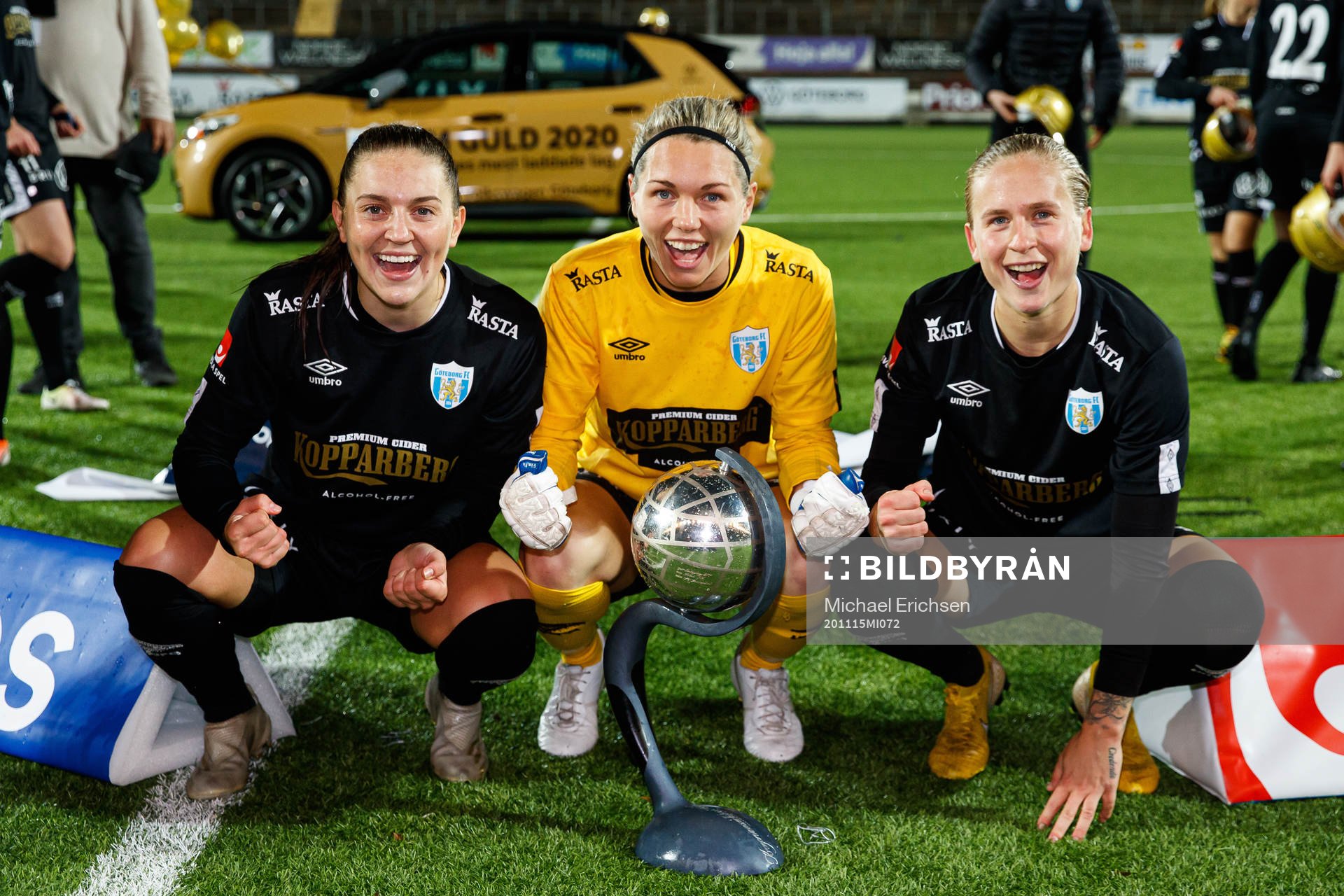Göteborgs Vilde Böe Risa , målvakt Jennifer Falk och Filippa Curmark jublar med Kronprinsessan Victorias pokal efter fotbollsmatchen i Damallsvenskan mellan Kopparbergs/Göteborg och Vittsjö den 15 november 2020 i Göteborg.