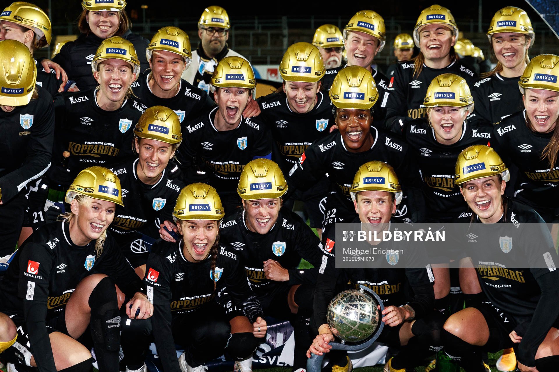 Göteborgs spelare jublar med Kronprinsessan Victorias pokal
