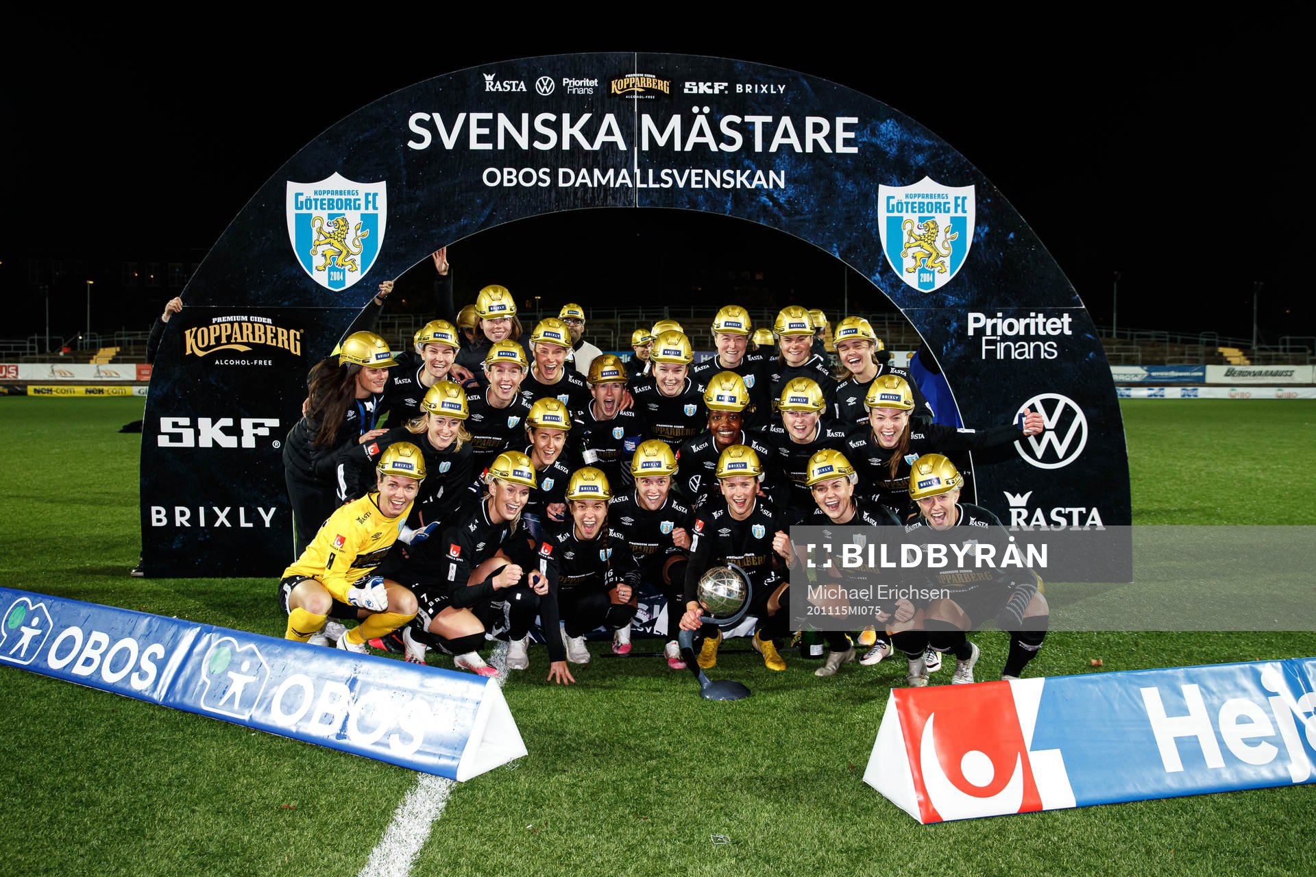 Göteborgs spelare jublar med Kronprinsessan Victorias pokal
