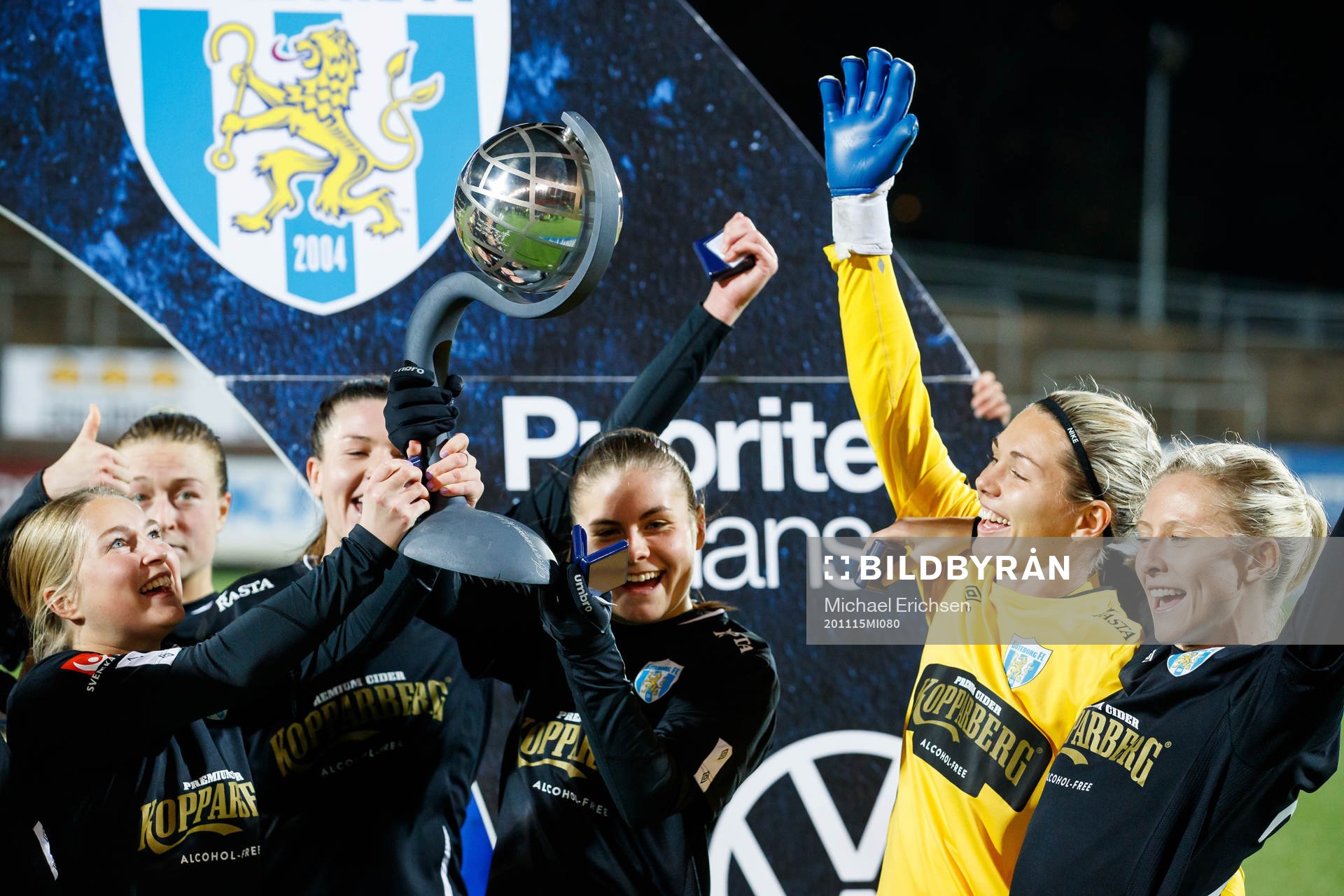 Göteborgs Hanna Andersson , målvakt Jennifer Falk  och