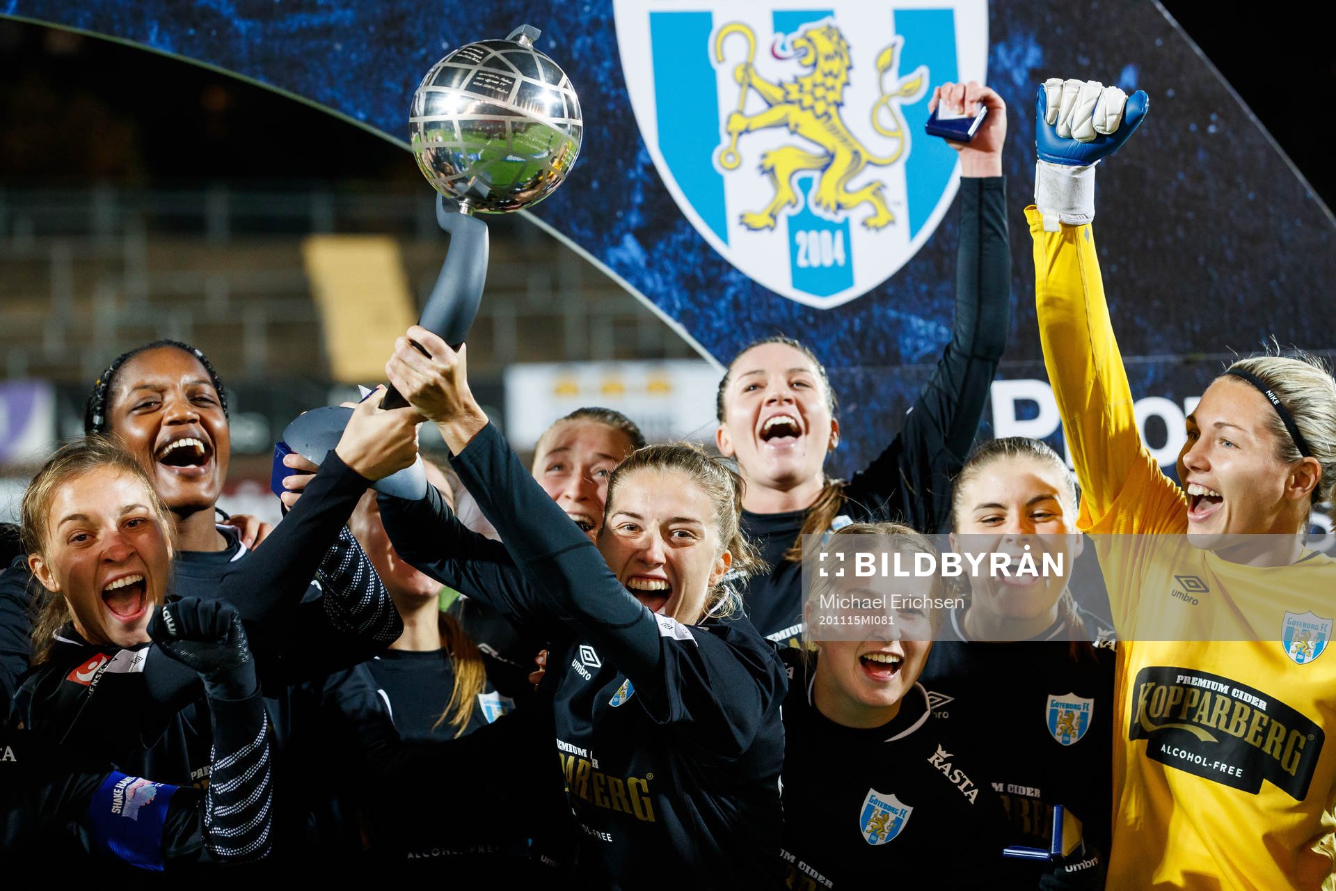 Göteborgs Julia Zigiotti Olme , Filippa Angeldal och målvakt Jennifer Falk jublar med Kronprinsessan Victorias pokal efter fotbollsmatchen i Damallsvenskan mellan Kopparbergs/Göteborg och Vittsjö den 15 november 2020 i Göteborg.