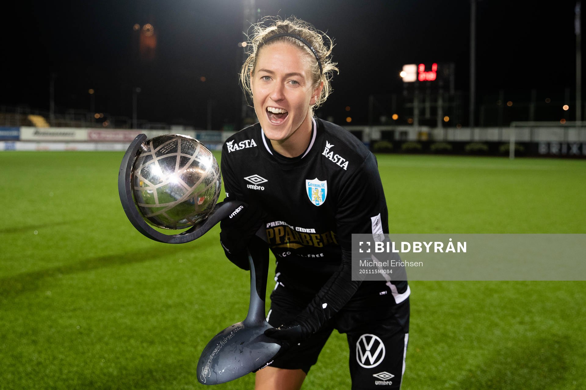 Göteborgs Emma Kullberg jublar med Kronprinsessan Victorias pokal efter fotbollsmatchen i Damallsvenskan mellan Kopparbergs/Göteborg och Vittsjö den 15 november 2020 i Göteborg.