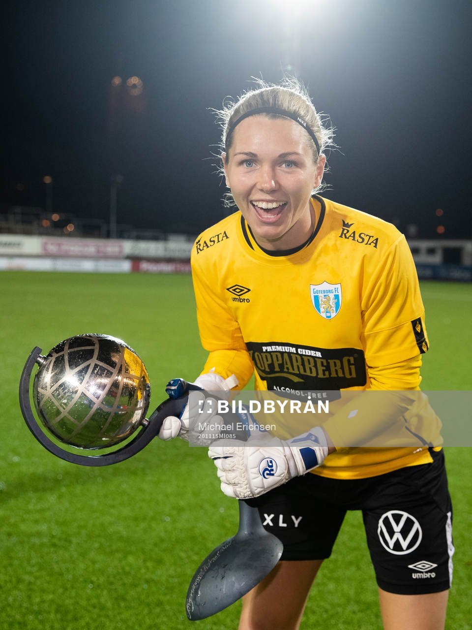 Göteborgs målvakt Jennifer Falk jublar med Kronprinsessan