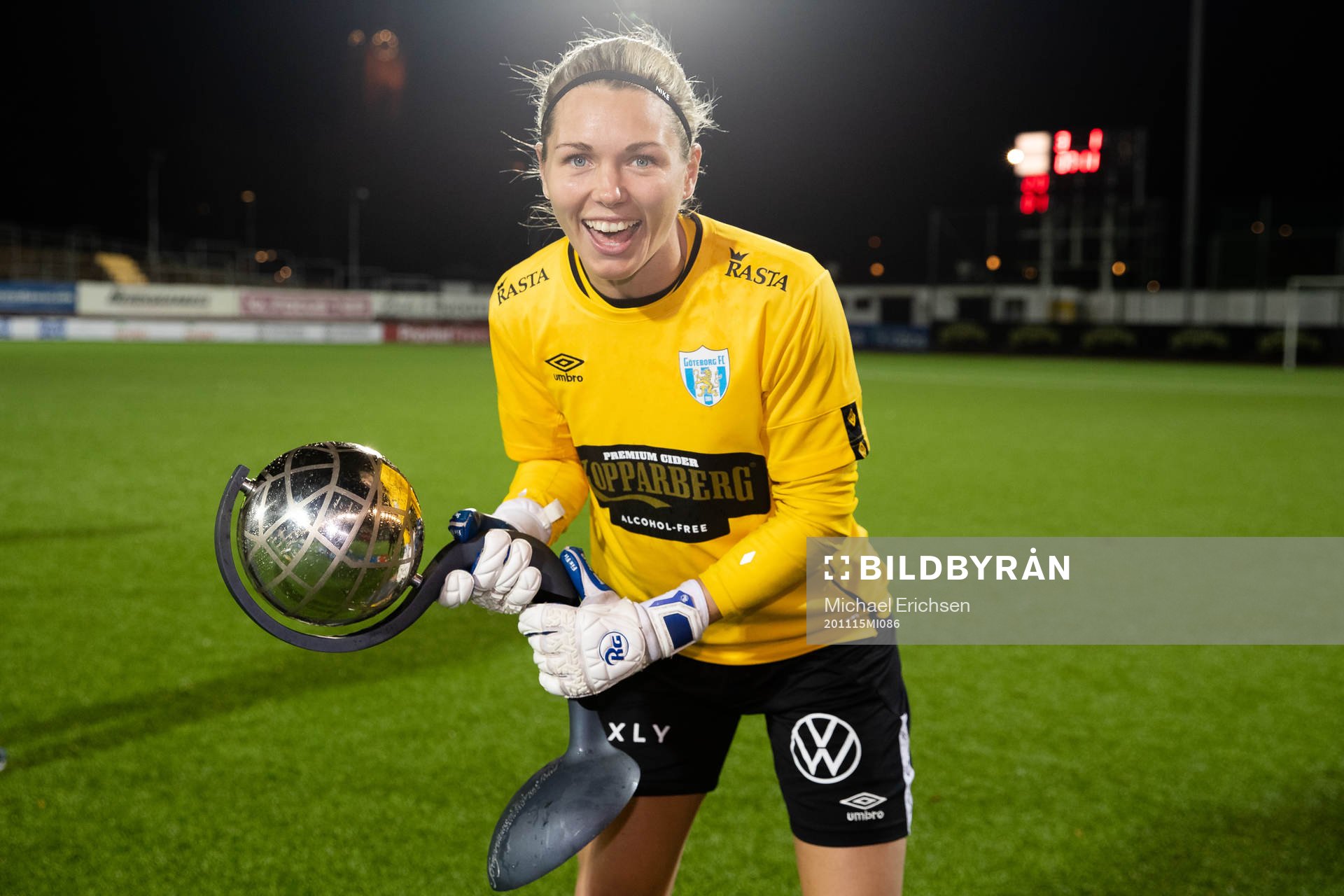 Göteborgs målvakt Jennifer Falk jublar med Kronprinsessan
