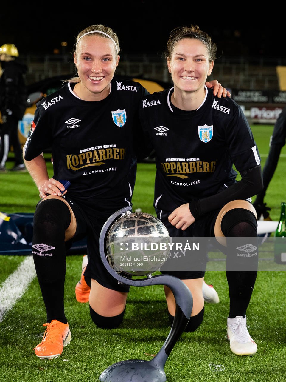 Göteborgs Emma Koivisto och Natalia Kuikka  jublar med