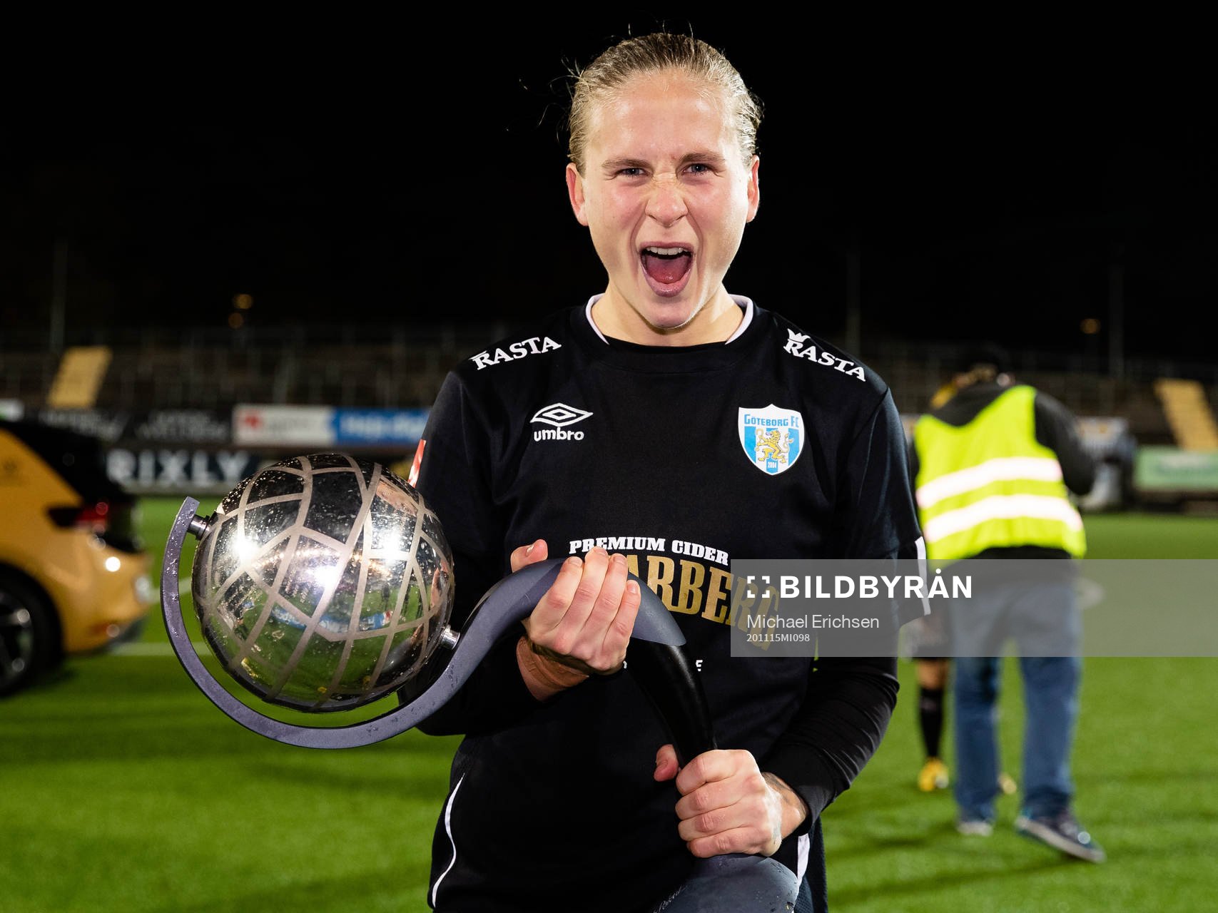 Göteborgs Filippa Curmark jublar med Kronprinsessan Victorias pokal efter fotbollsmatchen i Damallsvenskan mellan Kopparbergs/Göteborg och Vittsjö den 15 november 2020 i Göteborg.