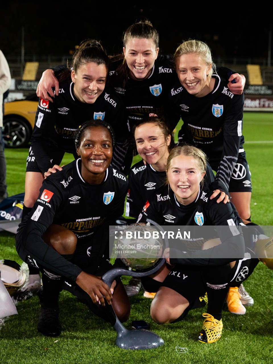 Göteborgs Anna Julia Csiki, Pauline Hammarlund, Rebecka Blomqvist och nere fr.v. Evelyn Ijeh och Hanna Andersson jublar med Kronprinsessan Victorias pokal efter fotbollsmatchen i Damallsvenskan mellan Kopparbergs/Göteborg och Vittsjö den 15 november 2020 i Göteborg.