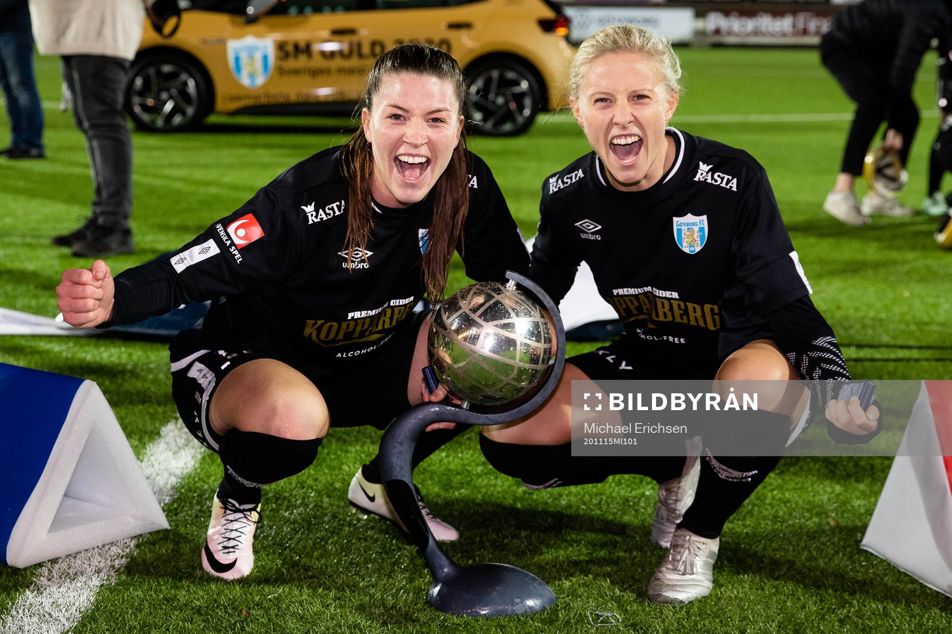 Göteborgs Pauline Hammarlund och Rebecka Blomqvist jublar med Kronprinsessan Victorias pokal efter fotbollsmatchen i Damallsvenskan mellan Kopparbergs/Göteborg och Vittsjö den 15 november 2020 i Göteborg.