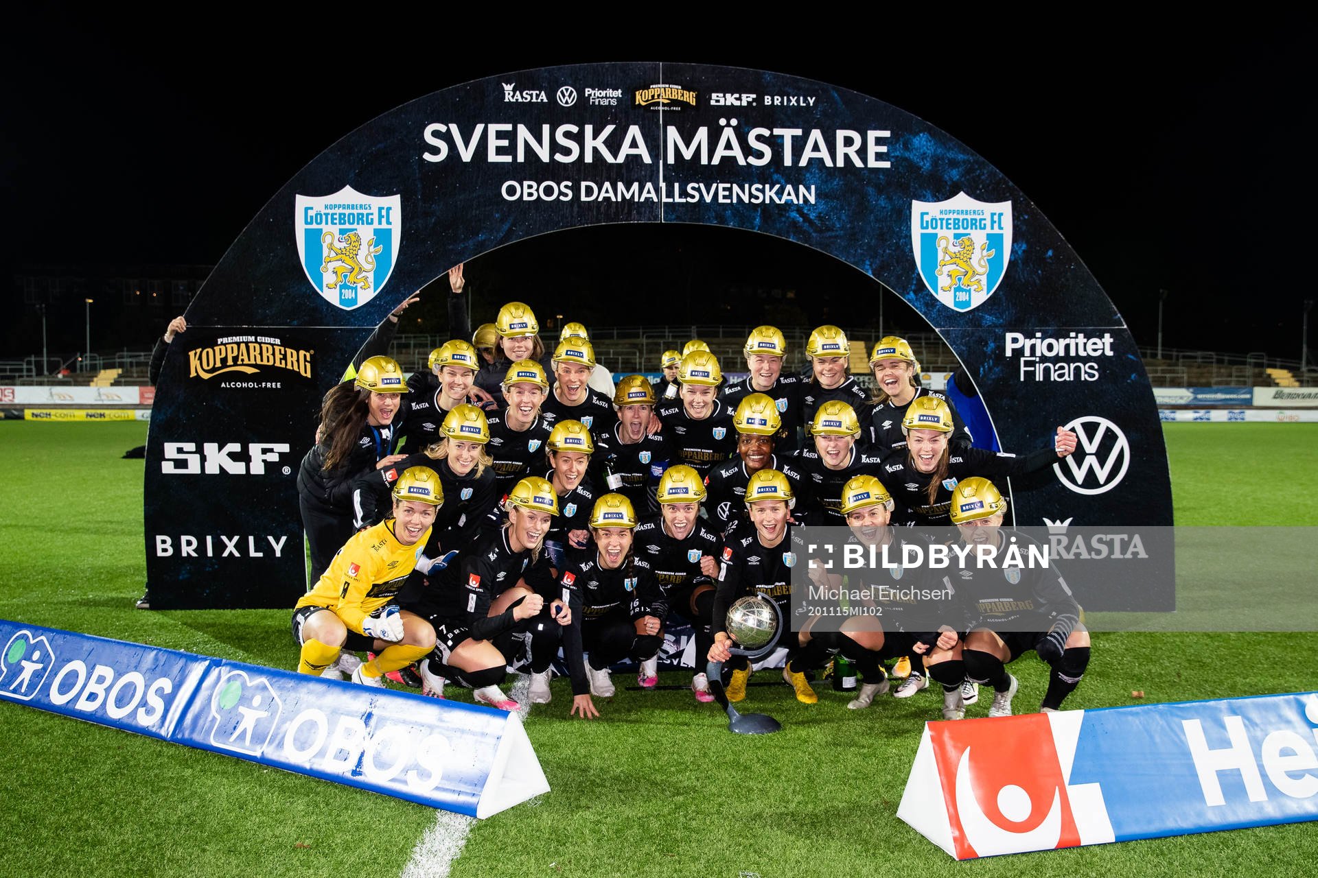 Göteborgs spelare jublar med Kronprinsessan Victorias pokal