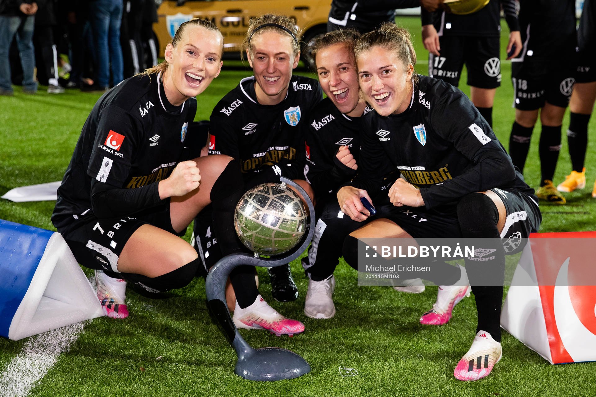 Göteborgs Stina Blackstenius, Emma Kullberg, Julia Zigiotti Olme och Filippa Angeldal jublar med Kronprinsessan Victorias pokal efter fotbollsmatchen i Damallsvenskan mellan Kopparbergs/Göteborg och Vittsjö den 15 november 2020 i Göteborg.