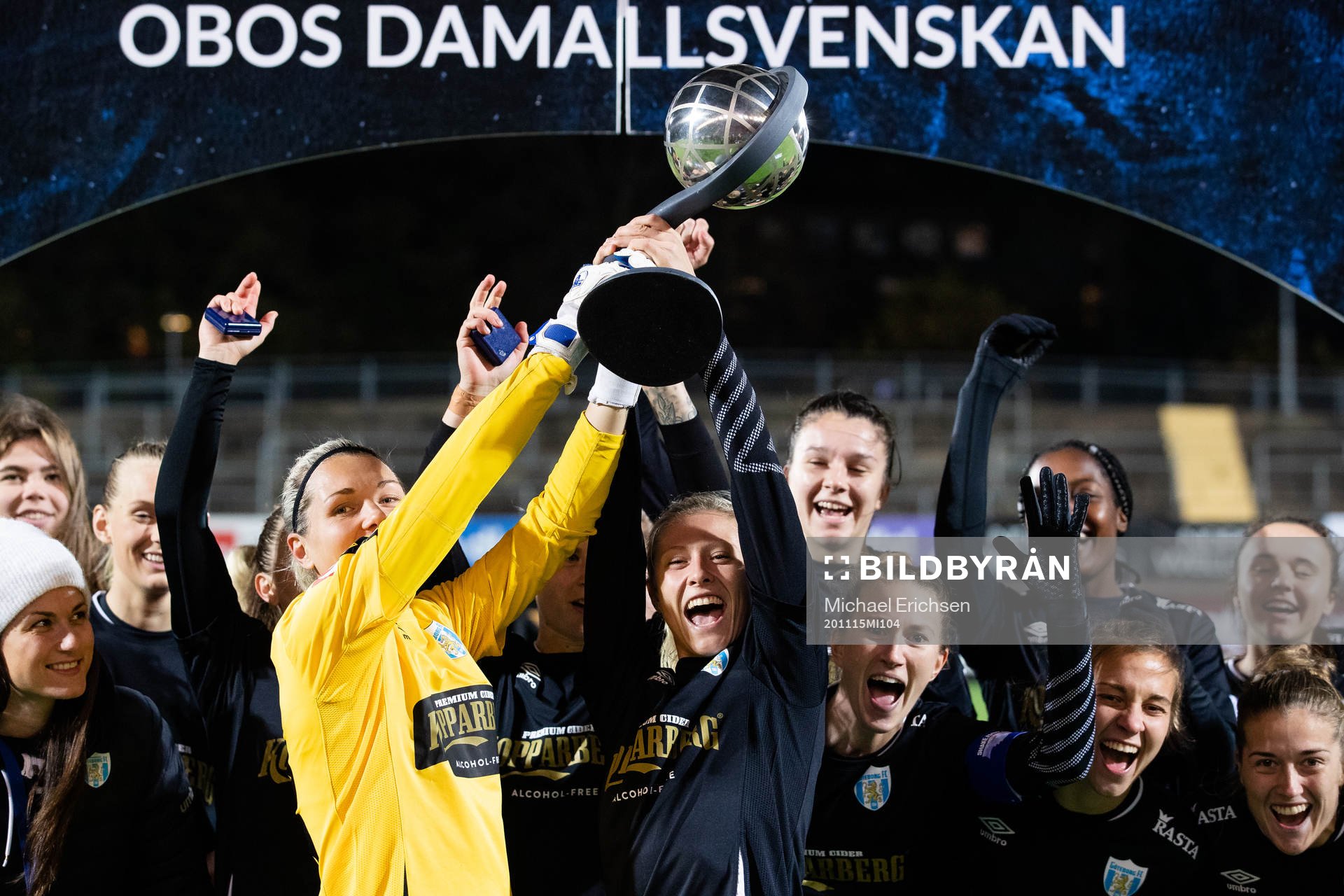 Göteborgs målvakt Jennifer Falk och Rebecka Blomqvist