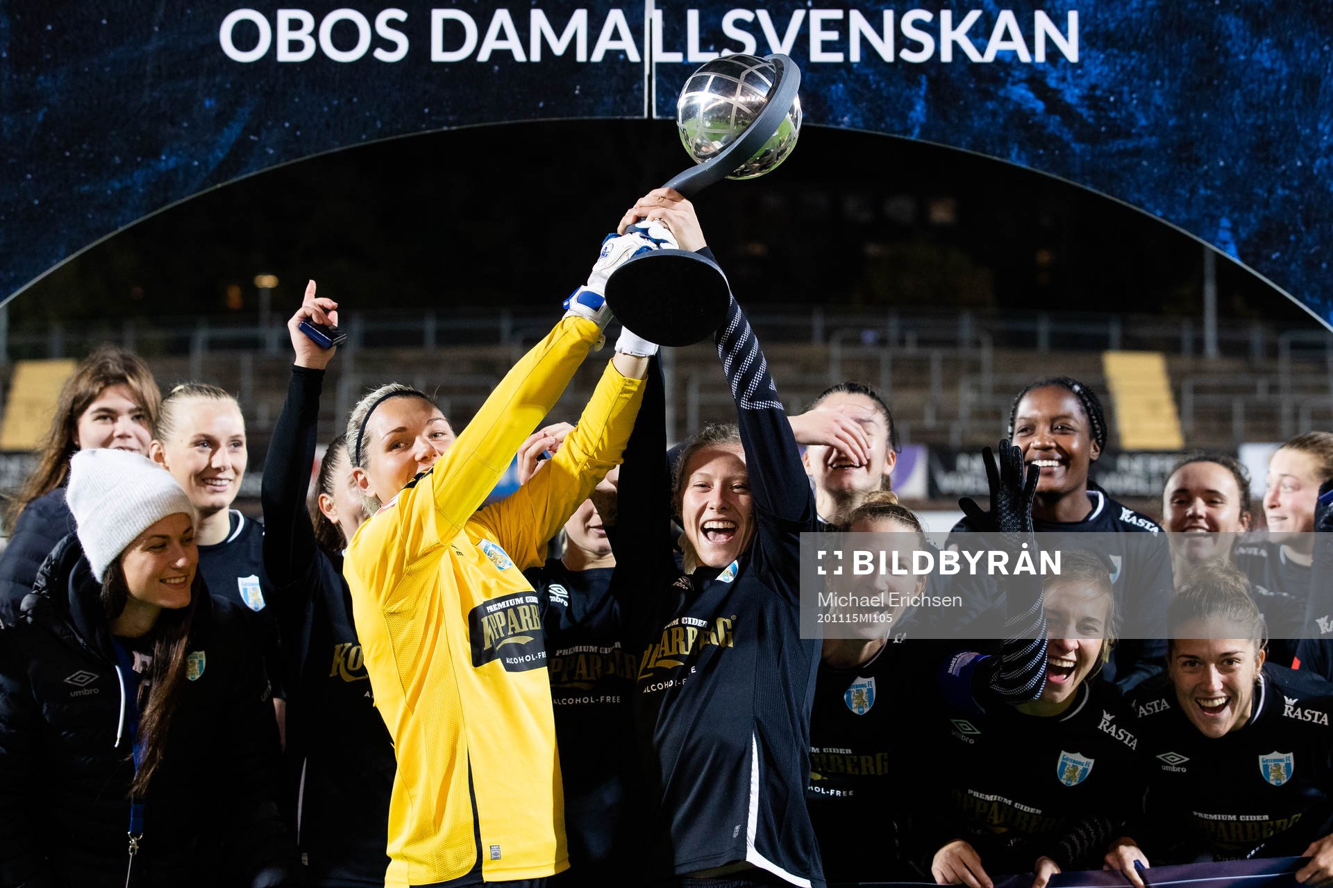 Göteborgs målvakt Jennifer Falk och Rebecka Blomqvist