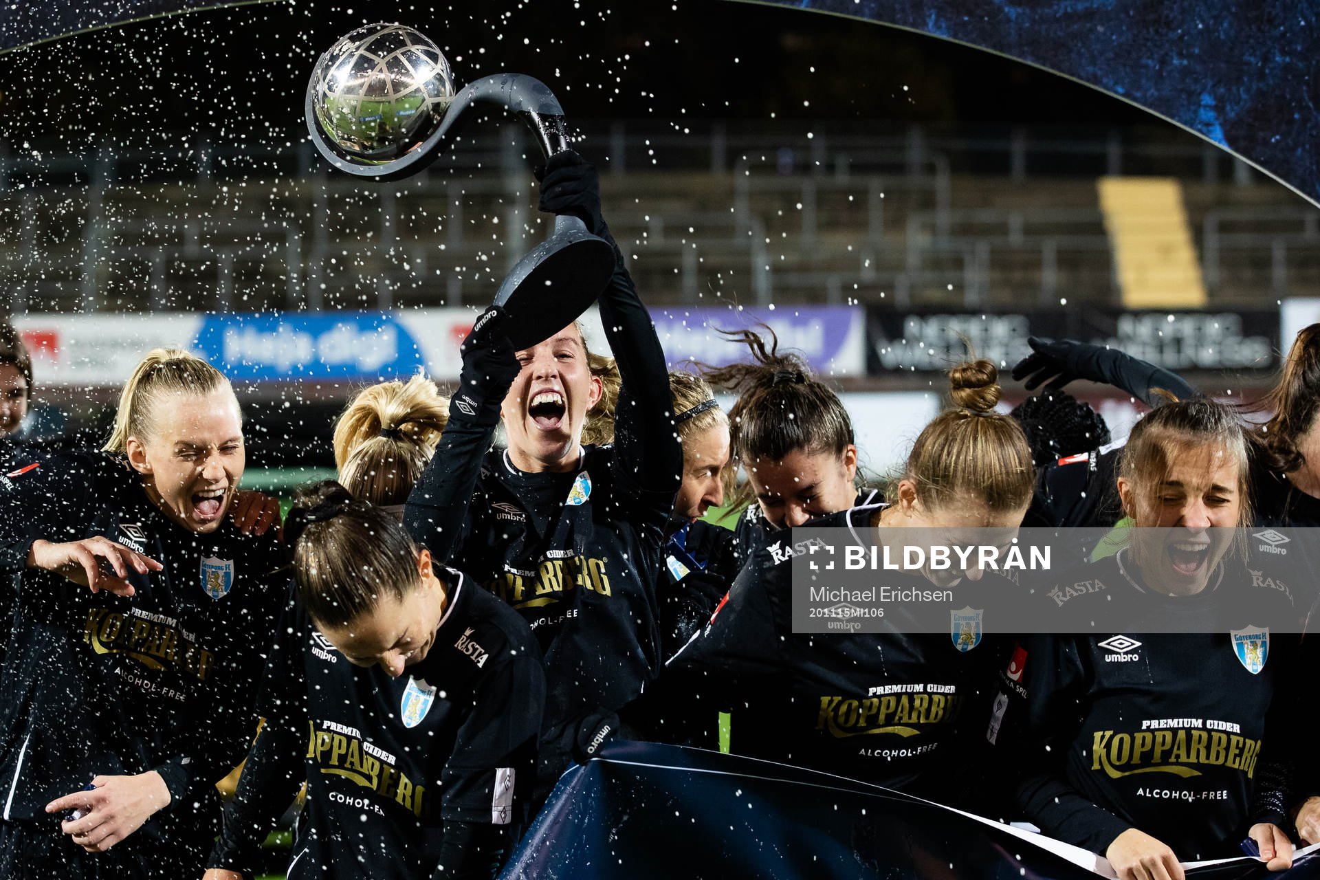 Göteborgs spelare jublar med Kronprinsessan Victorias pokal