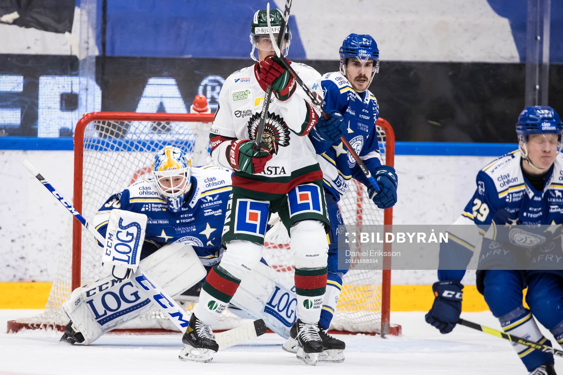 Frölundas Robin Alvarez och Leksands Matt Caito framför