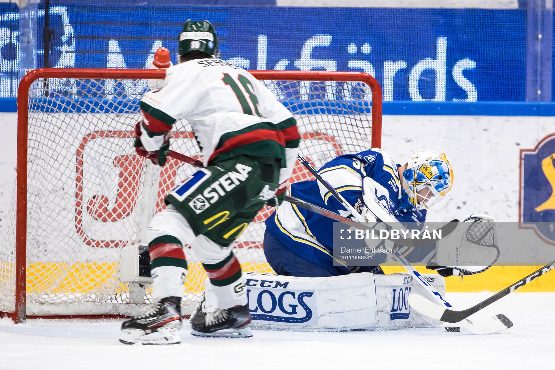 Leksands målvakt Janne Juvonen räddar chans från