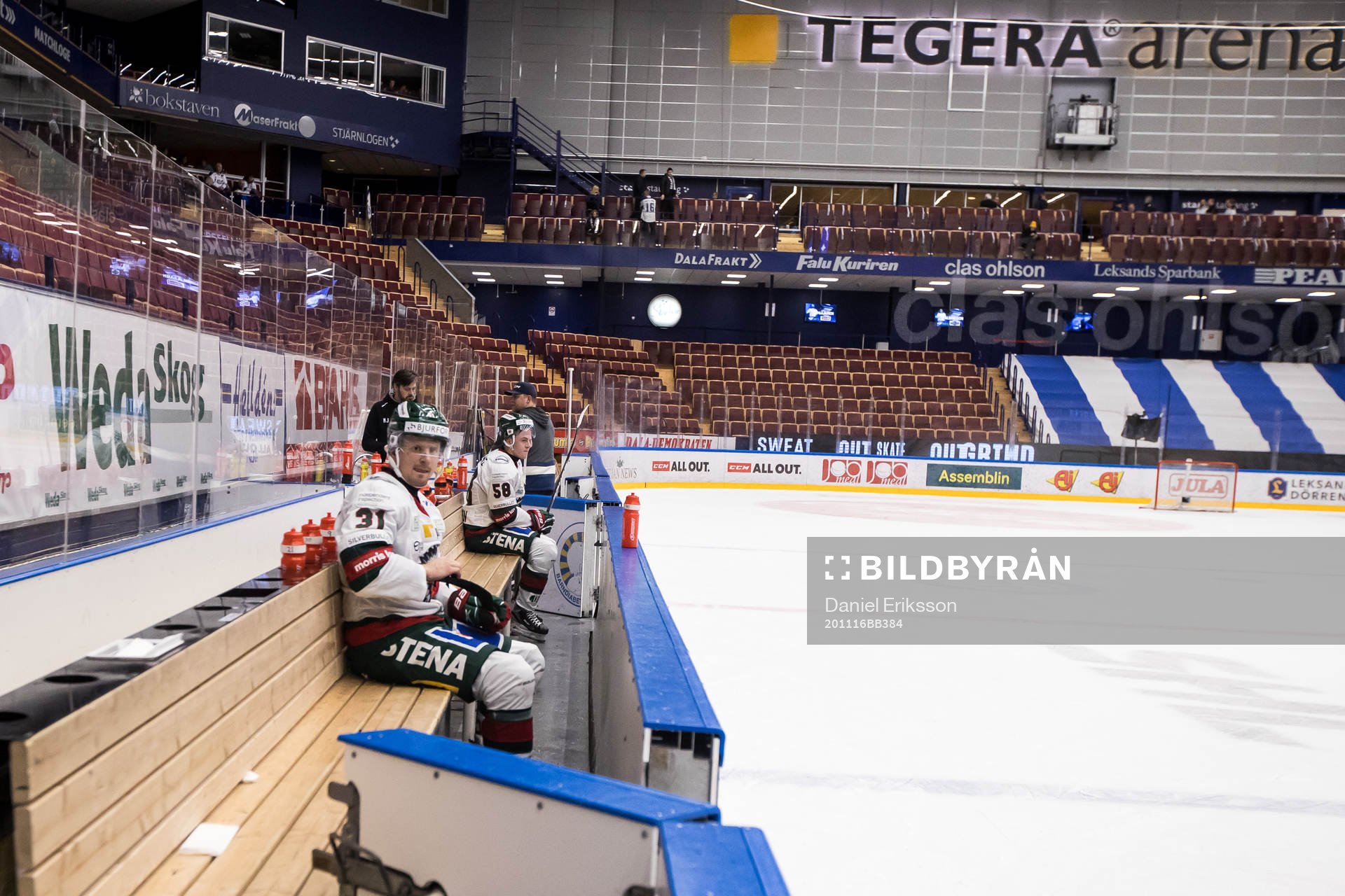 Frölundas Nicklas Lasu och Jesper Sellgren i båset