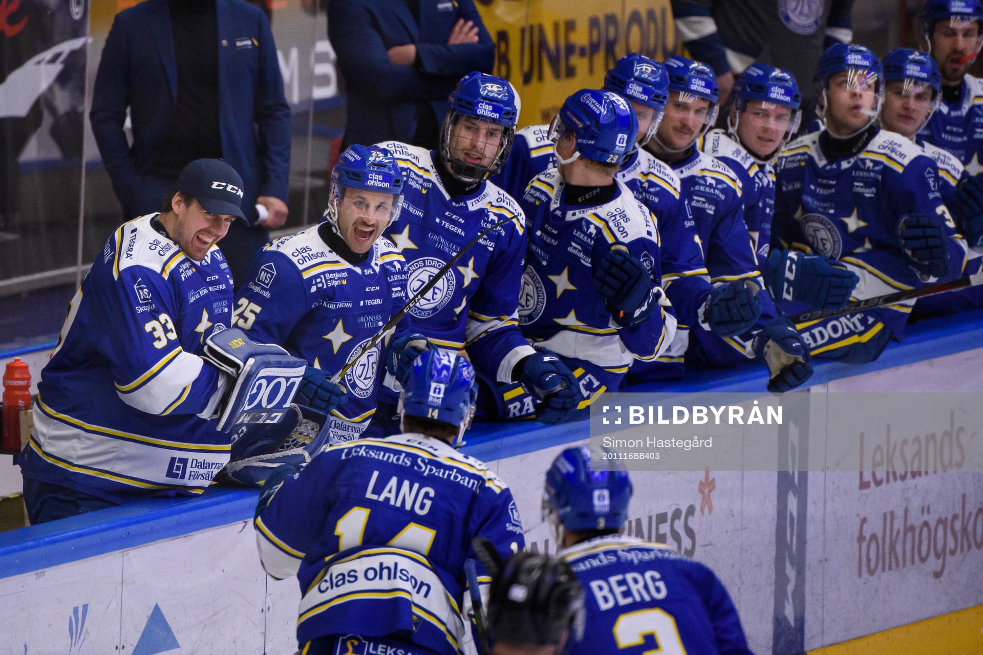 Leksands målvakt Axel Brage och Carter Camper jublar med