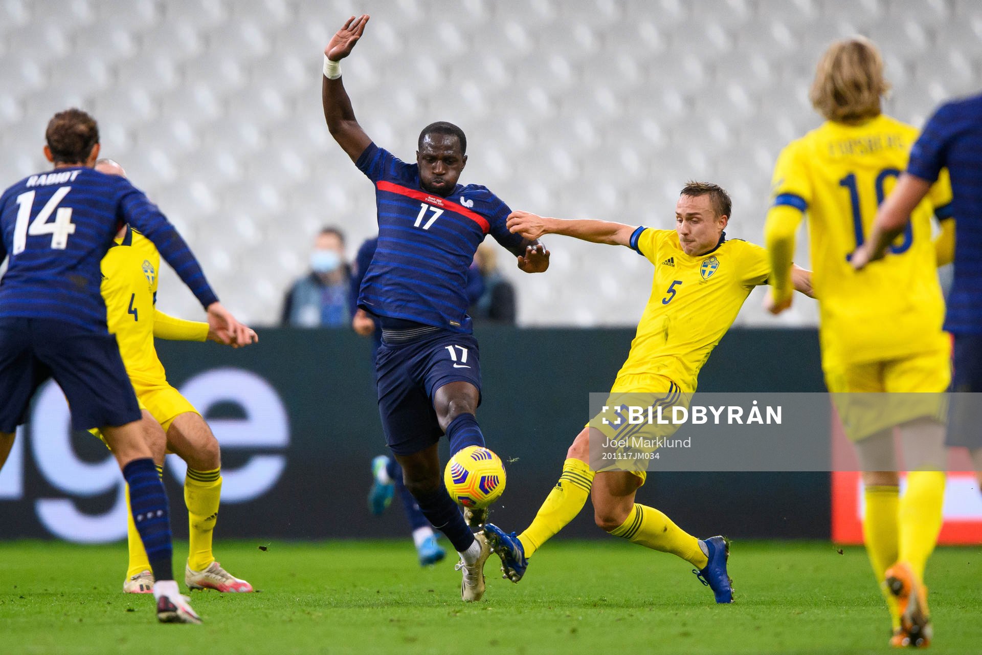 Moussa Sissoko of France and Pierre Bengtsson of Sweden