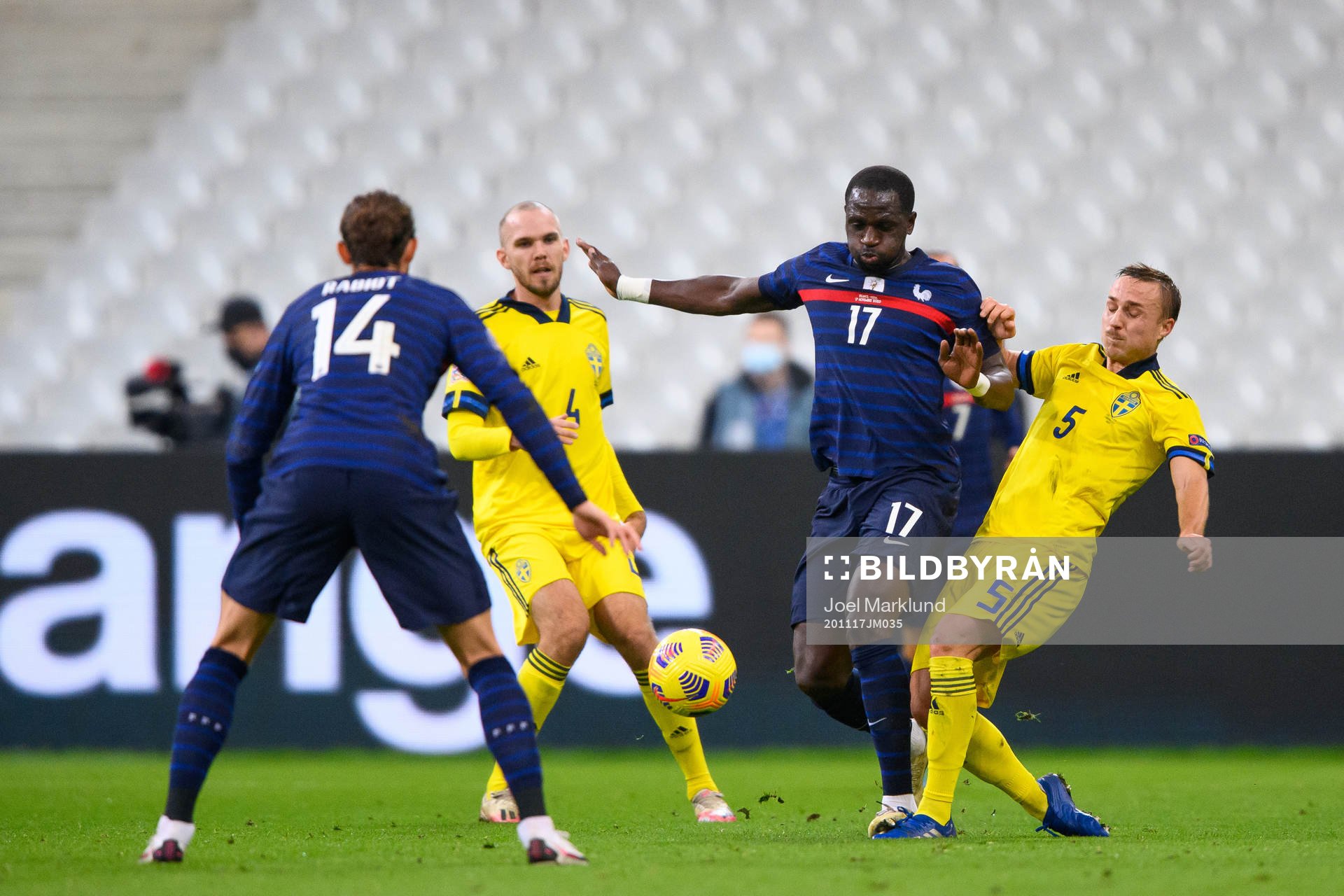 Moussa Sissoko of France and Pierre Bengtsson of Sweden