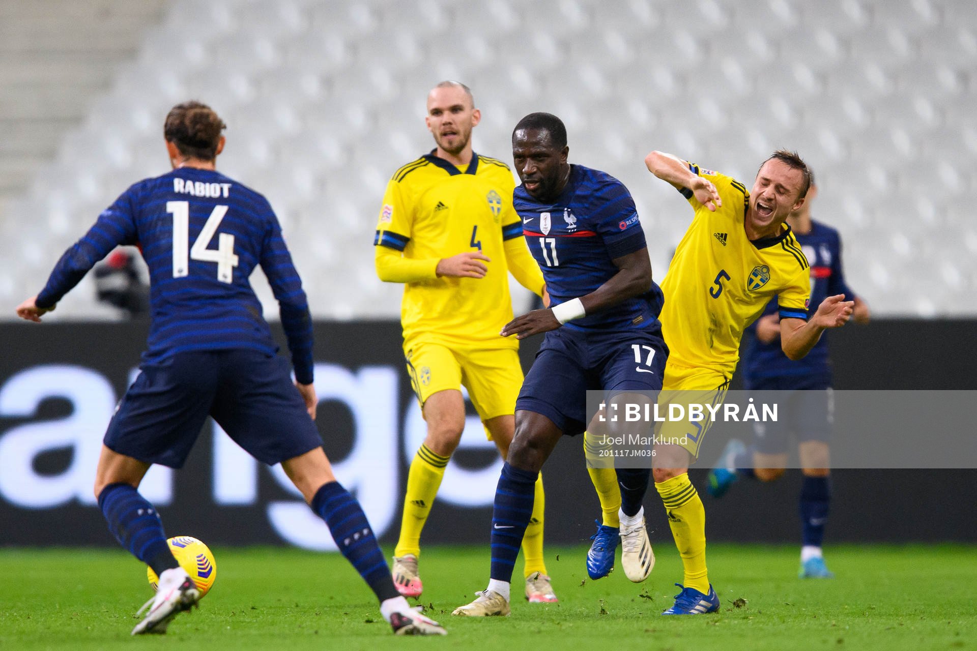 Moussa Sissoko of France and Pierre Bengtsson of Sweden