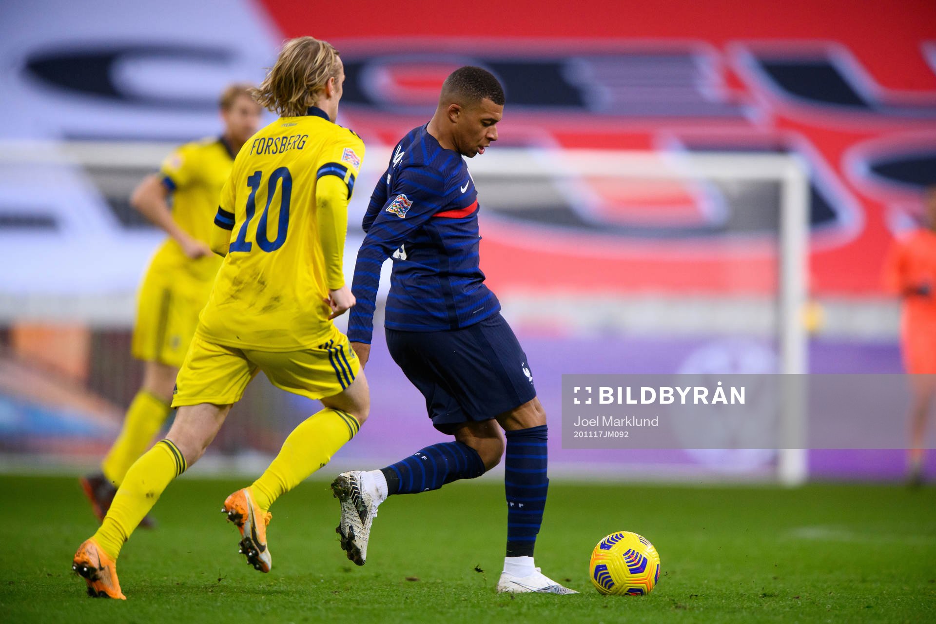 Emil Forsberg of Sweden and Kylian Mbappé of France