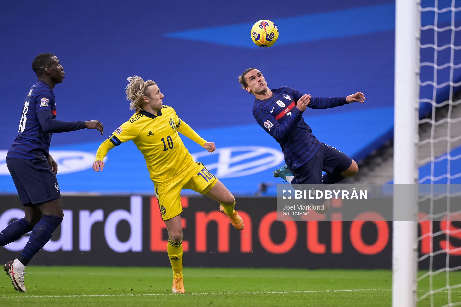 Emil Forsberg of Sweden and Antoine Griezmann of France