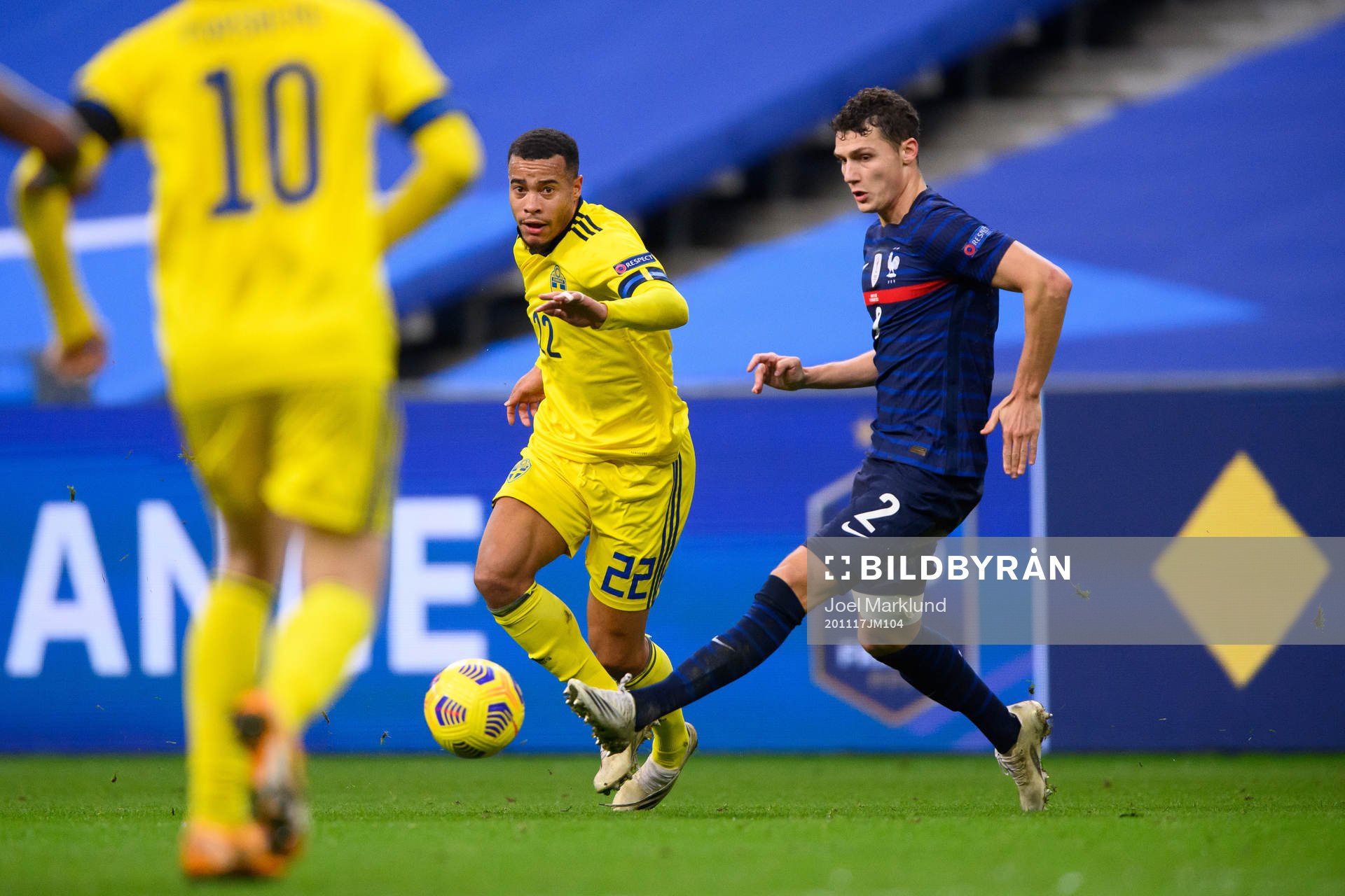 Robin Quaison of Sweden and Benjamin Pavard of France