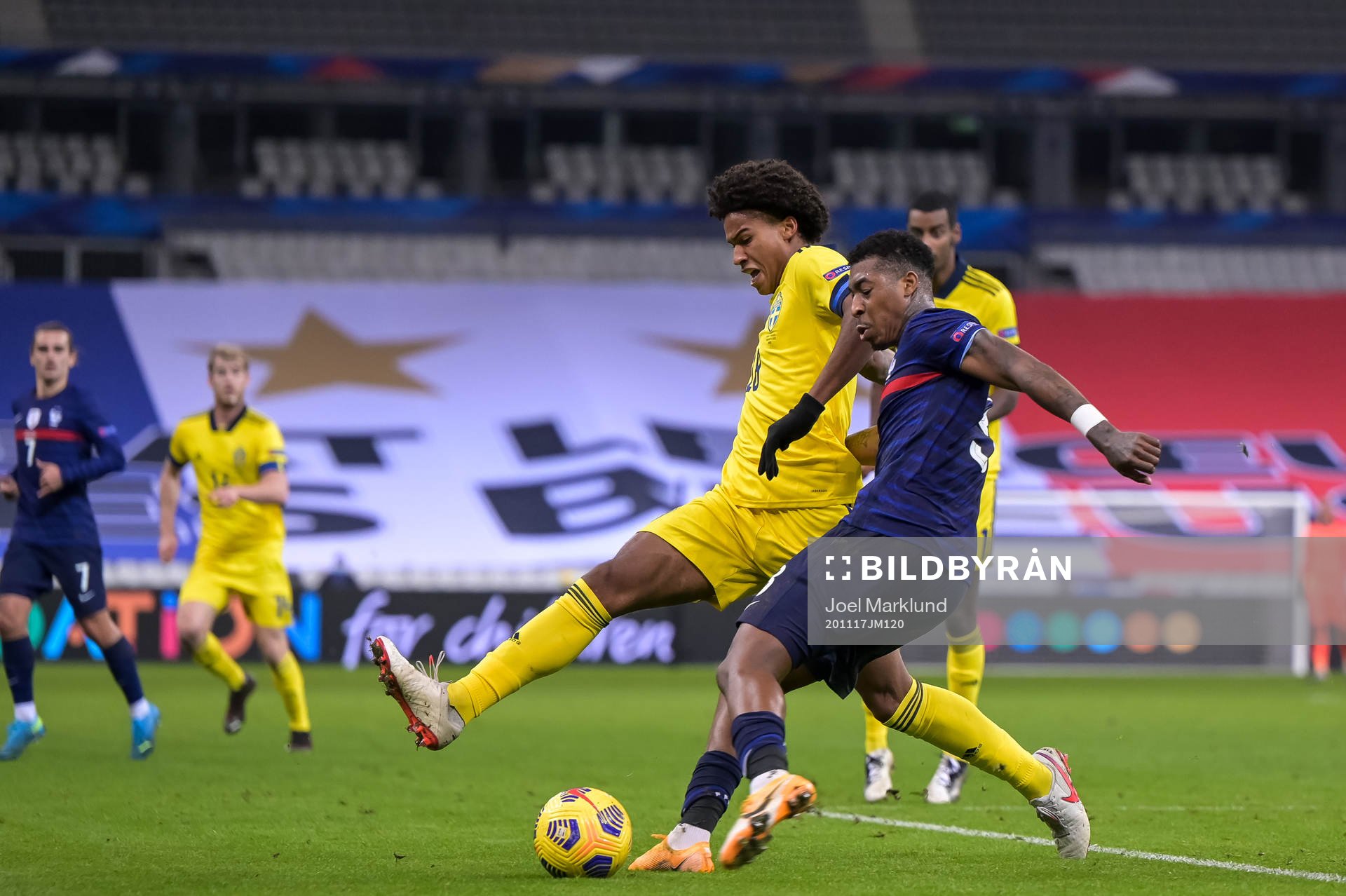 Jens-Lys Cajuste of Sweden and Presnel Kimpembe of France