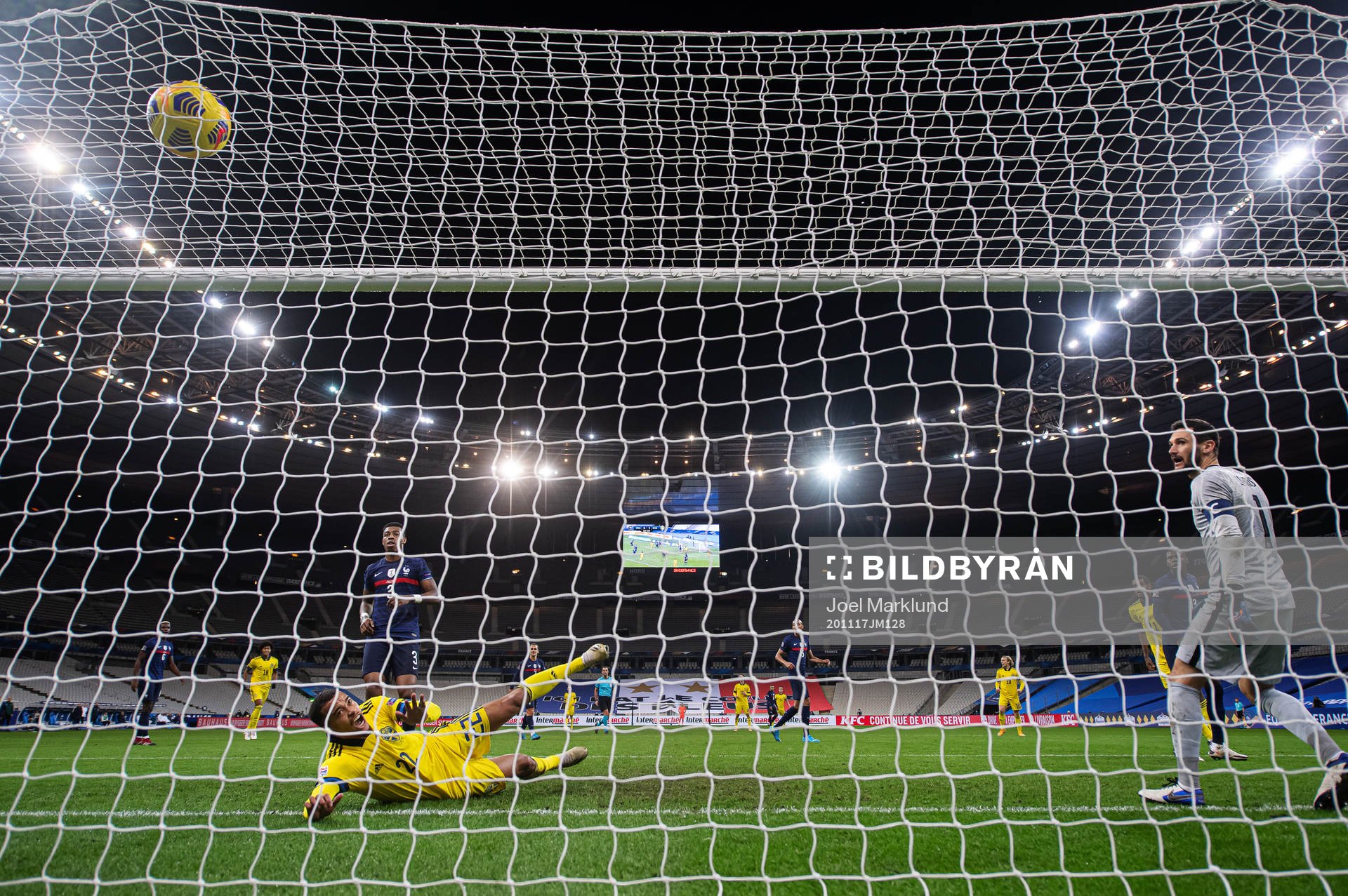 Robin Quaison of Sweden scores the 3-2 goal behind