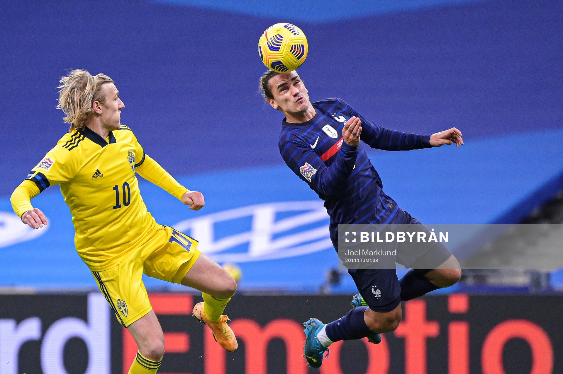 Emil Forsberg of Sweden and Antoine Griezmann of France