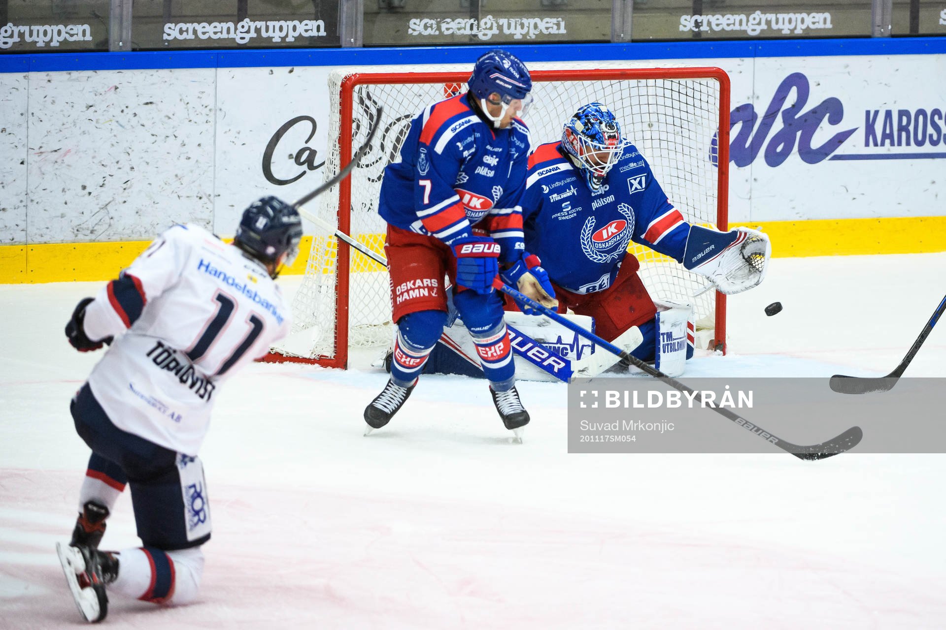 Linköpings Henrik Törnqvist provar skott mot Oskarshamns