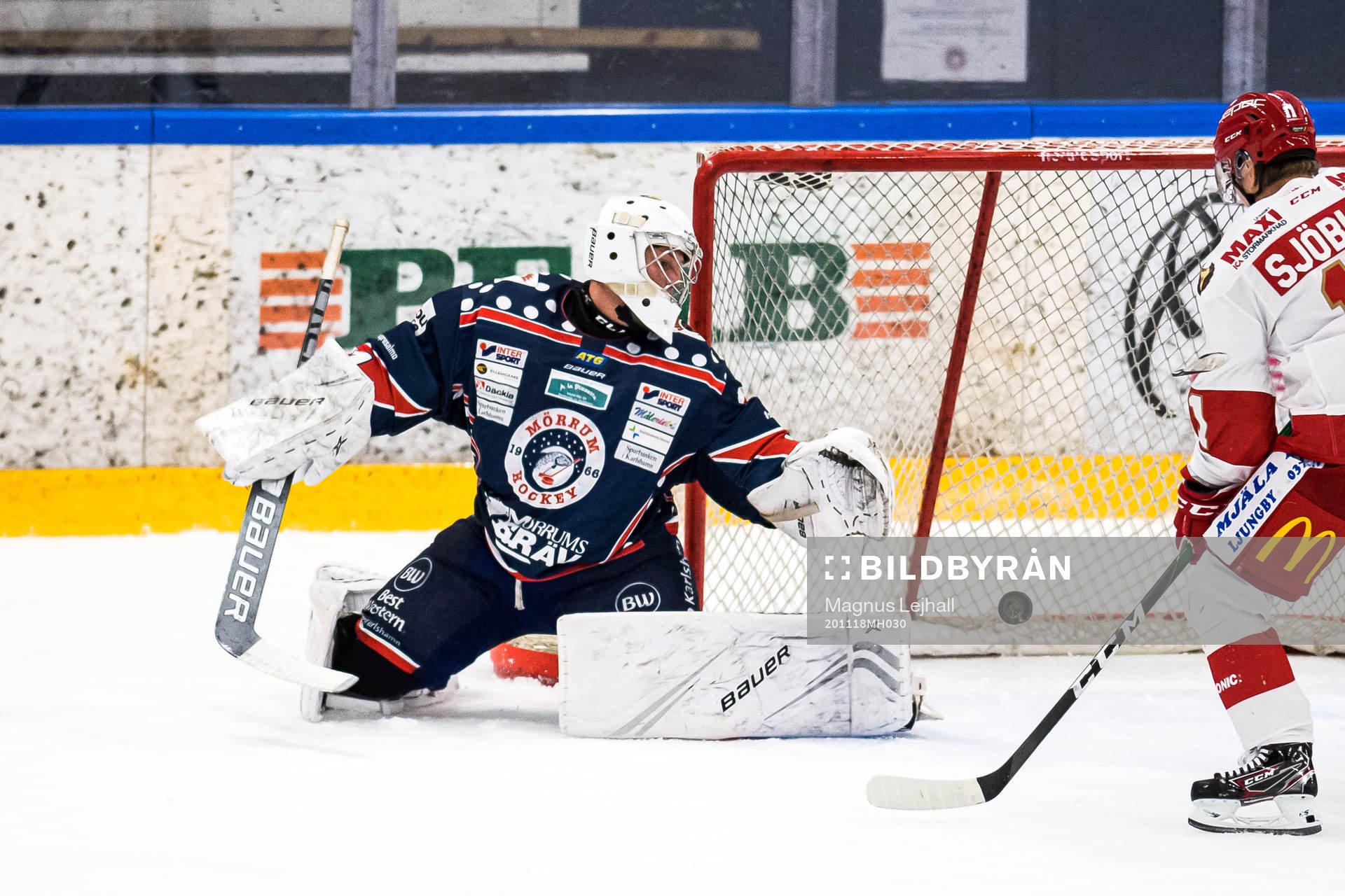 Mörrums målvakt Emil Cederlund ser pucken studsa ut
