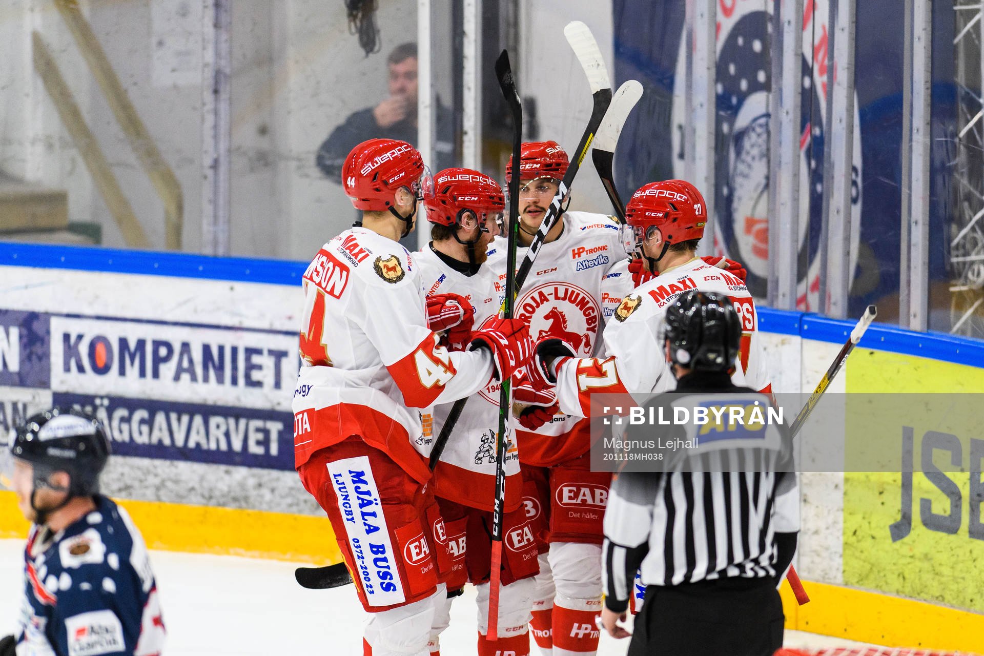 Trojas Kevin Karlsson jublar med lagkamrater