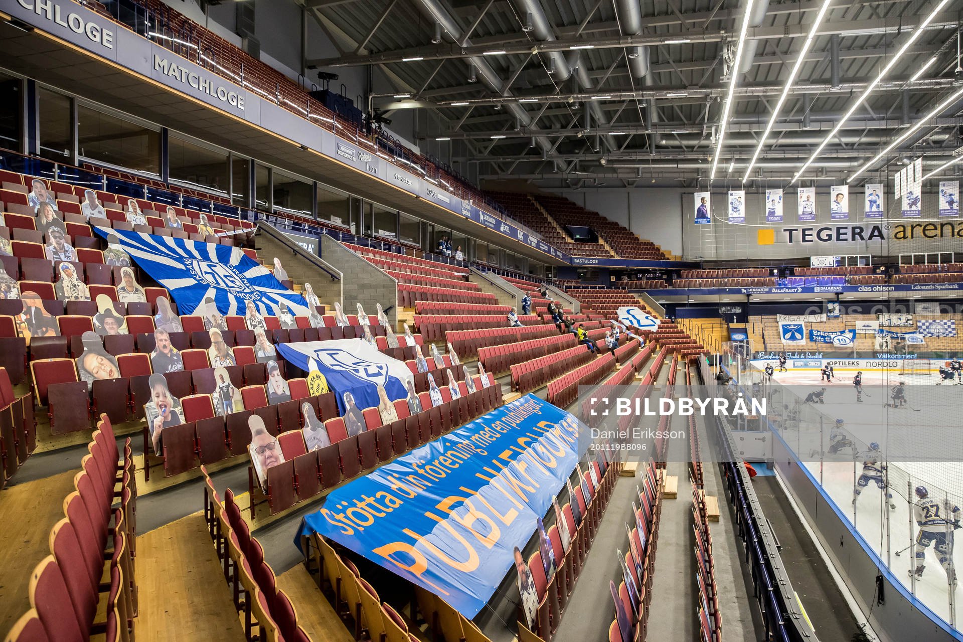 Läktaren med publikfigurer innan ishockeymatchen i SHL