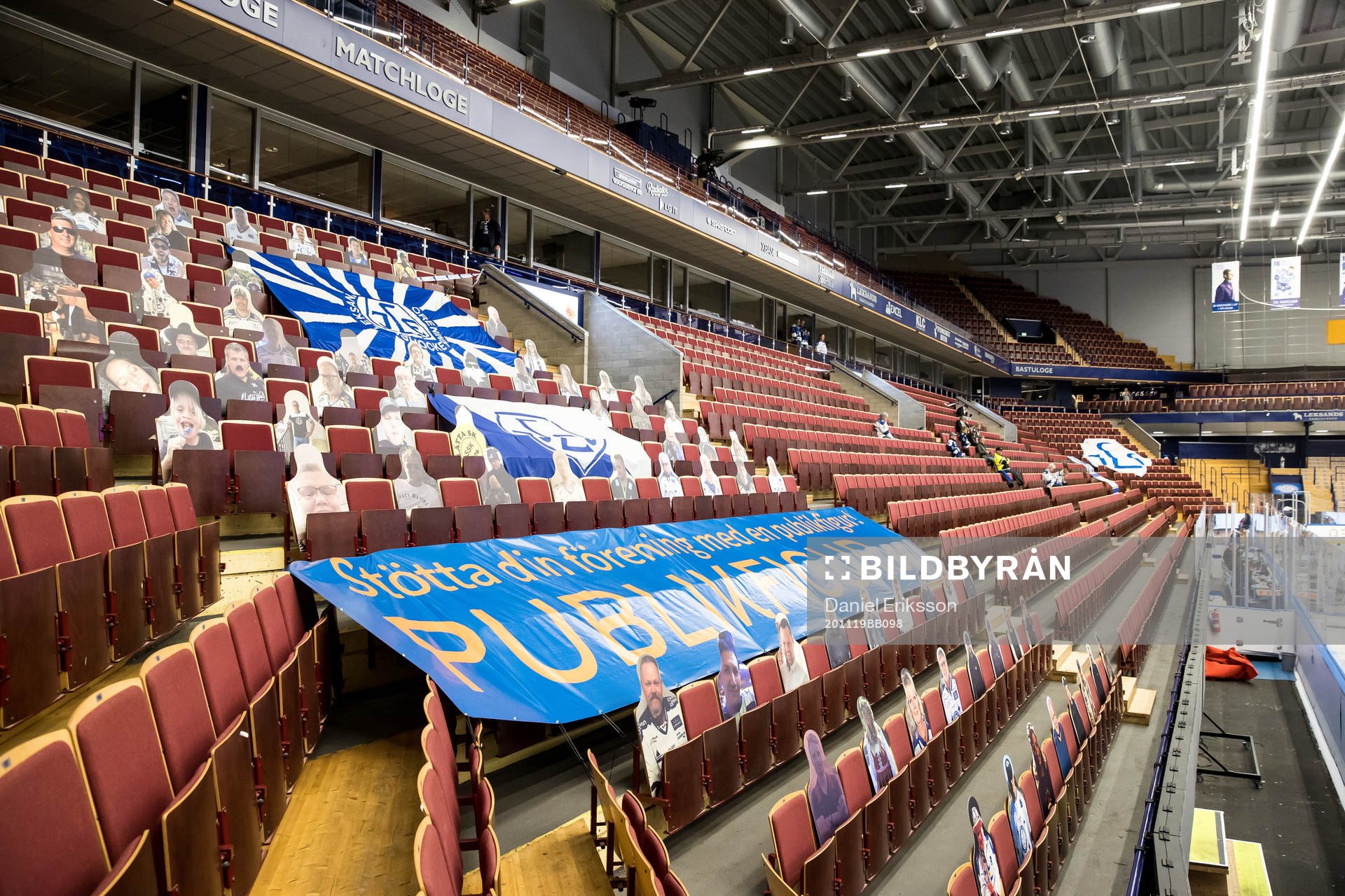 Läktaren med publikfigurer innan ishockeymatchen i SHL