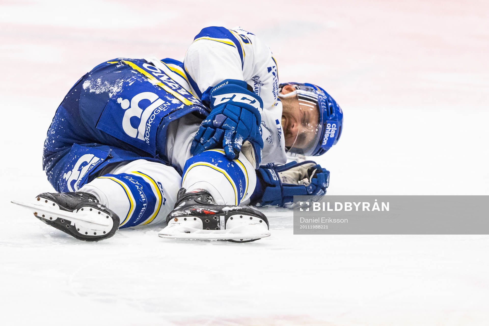 Leksands Carter Camper ligger och tar sig mot knäet